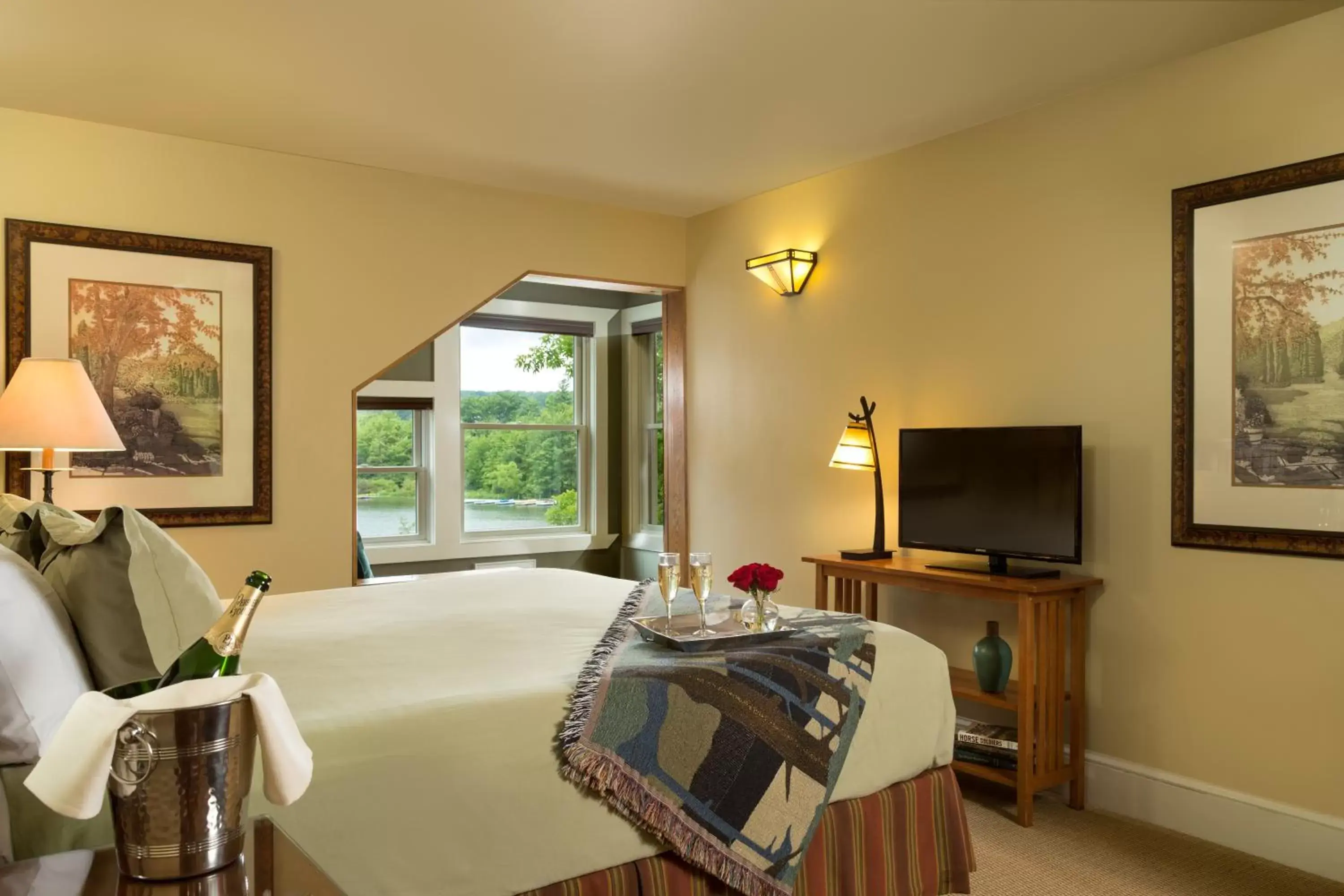 Bed in Lake Pointe Inn Bed in Lake Pointe Inn