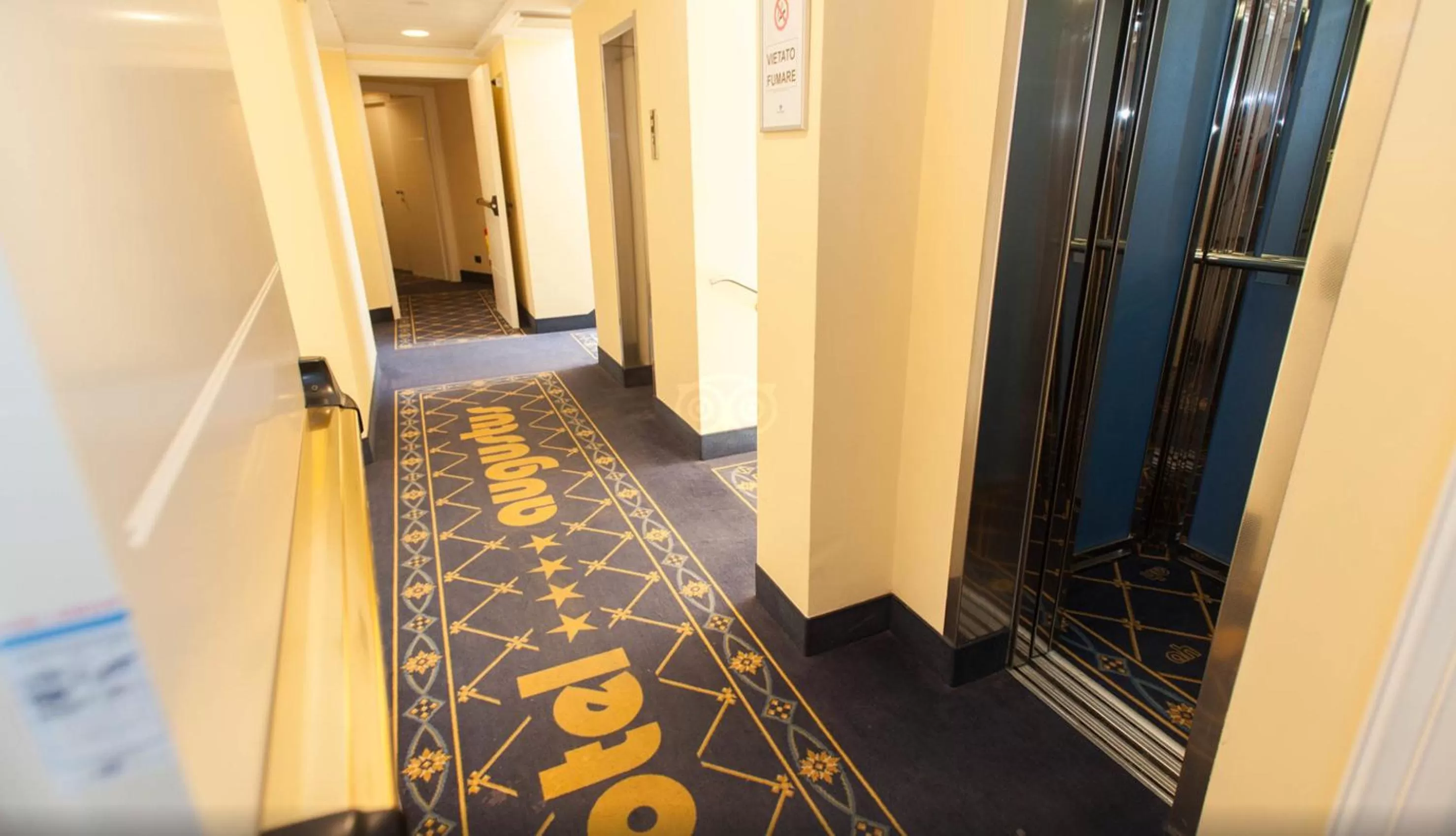 Patio in Hotel Augustus