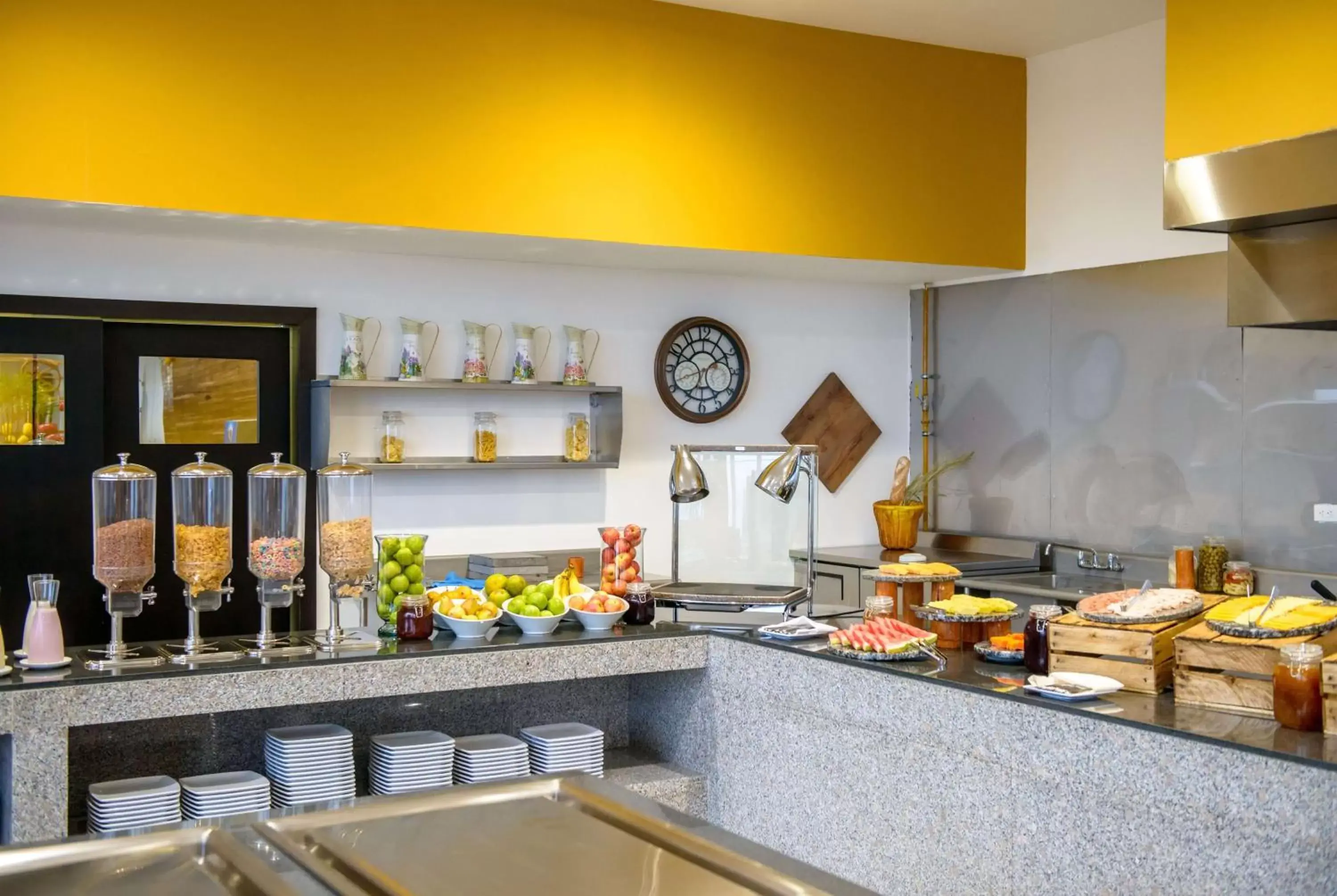 Restaurant/places to eat in Wyndham Manta Sail Plaza Hotel and Convention Center Restaurant/places to eat in Wyndham Manta Sail Plaza Hotel and Convention Center