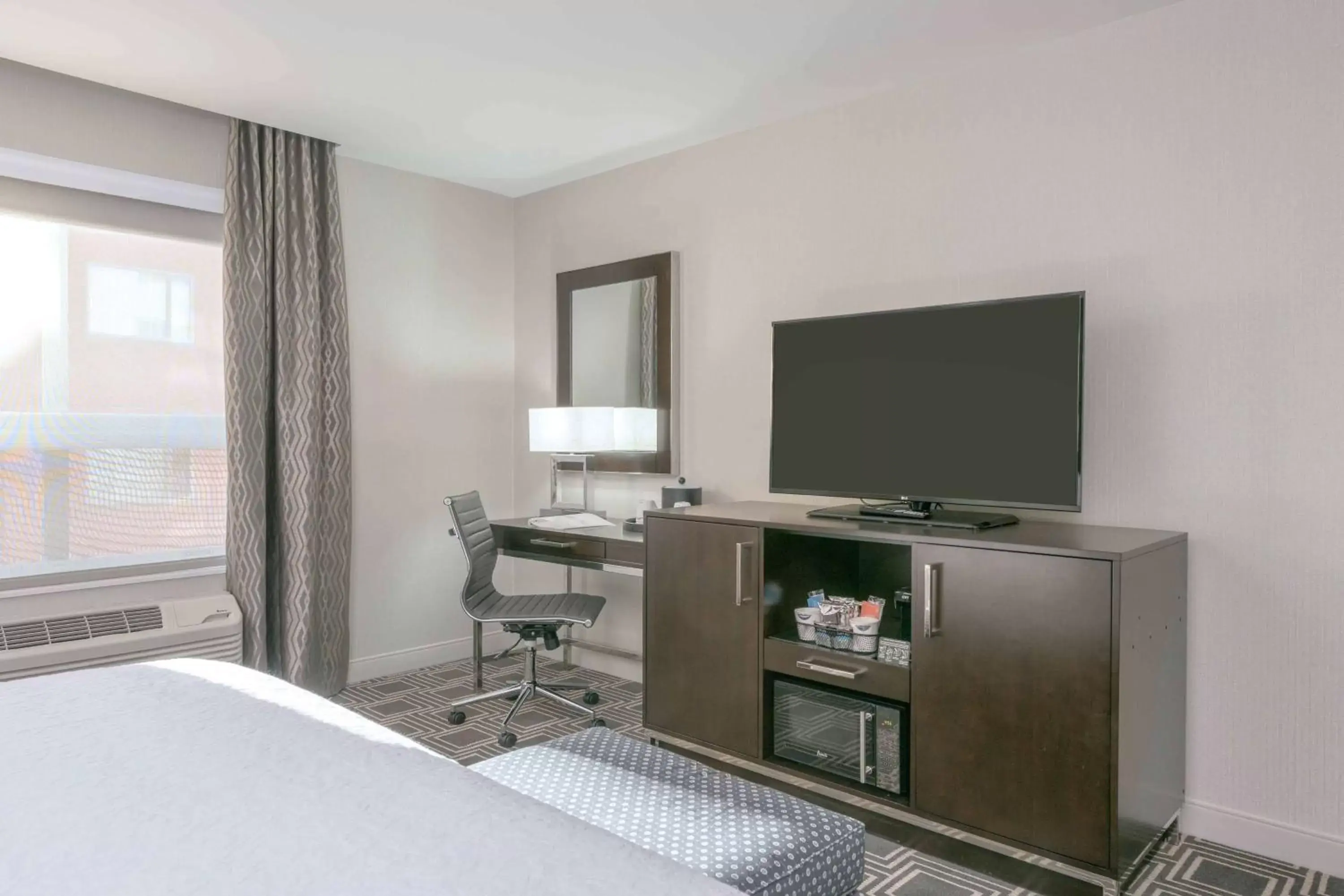 Bedroom, TV/Entertainment Center in Hampton Inn & Suites-Worcester, MA