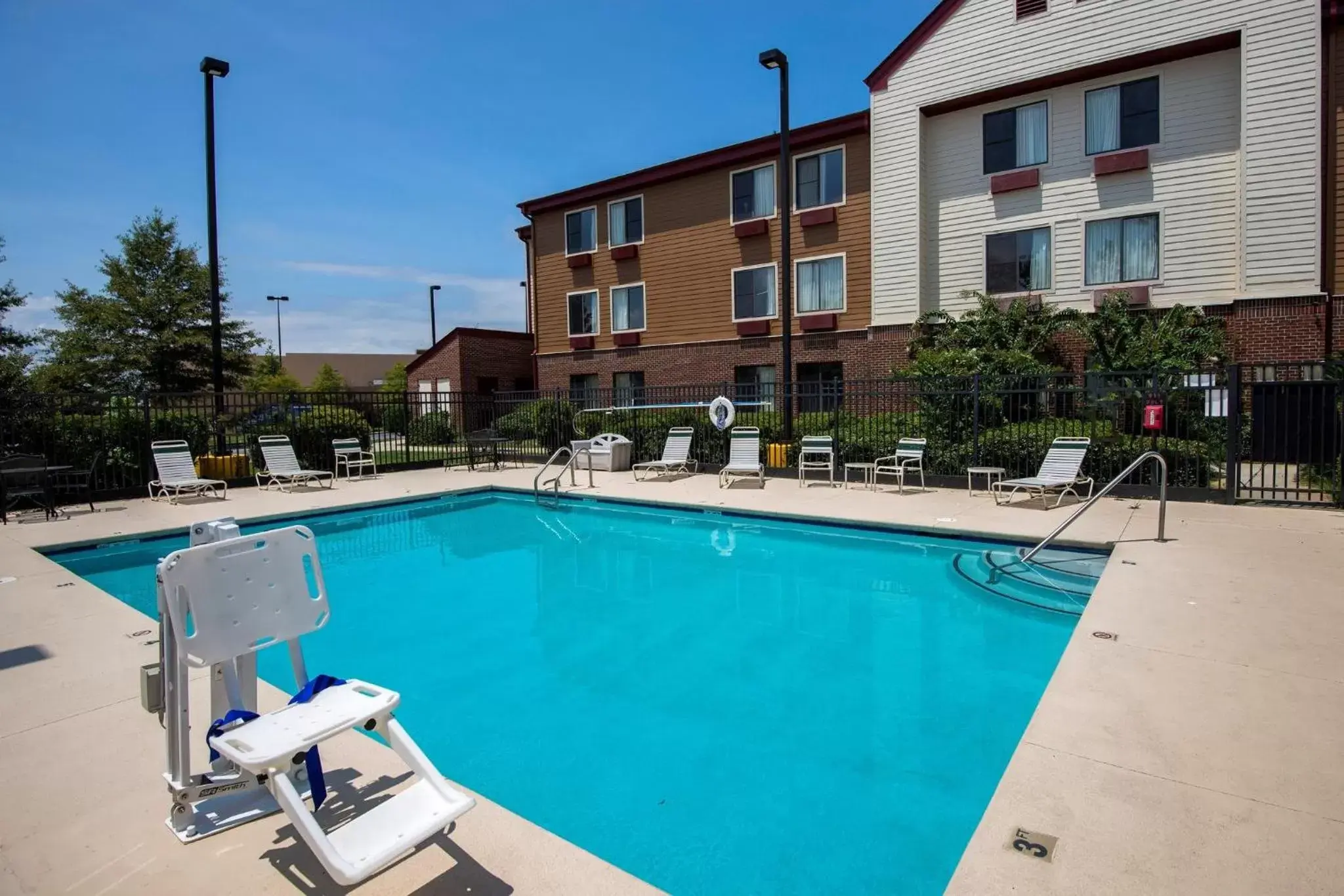 Swimming pool, Property Building in Red Roof Inn & Suites Savannah Airport