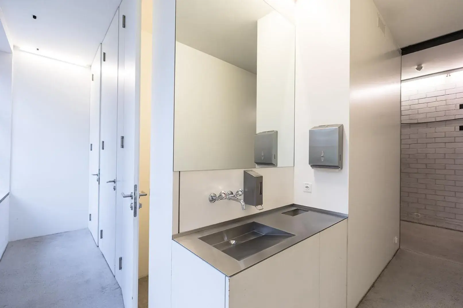 Shower, Kitchen/Kitchenette in Basel Youth Hostel