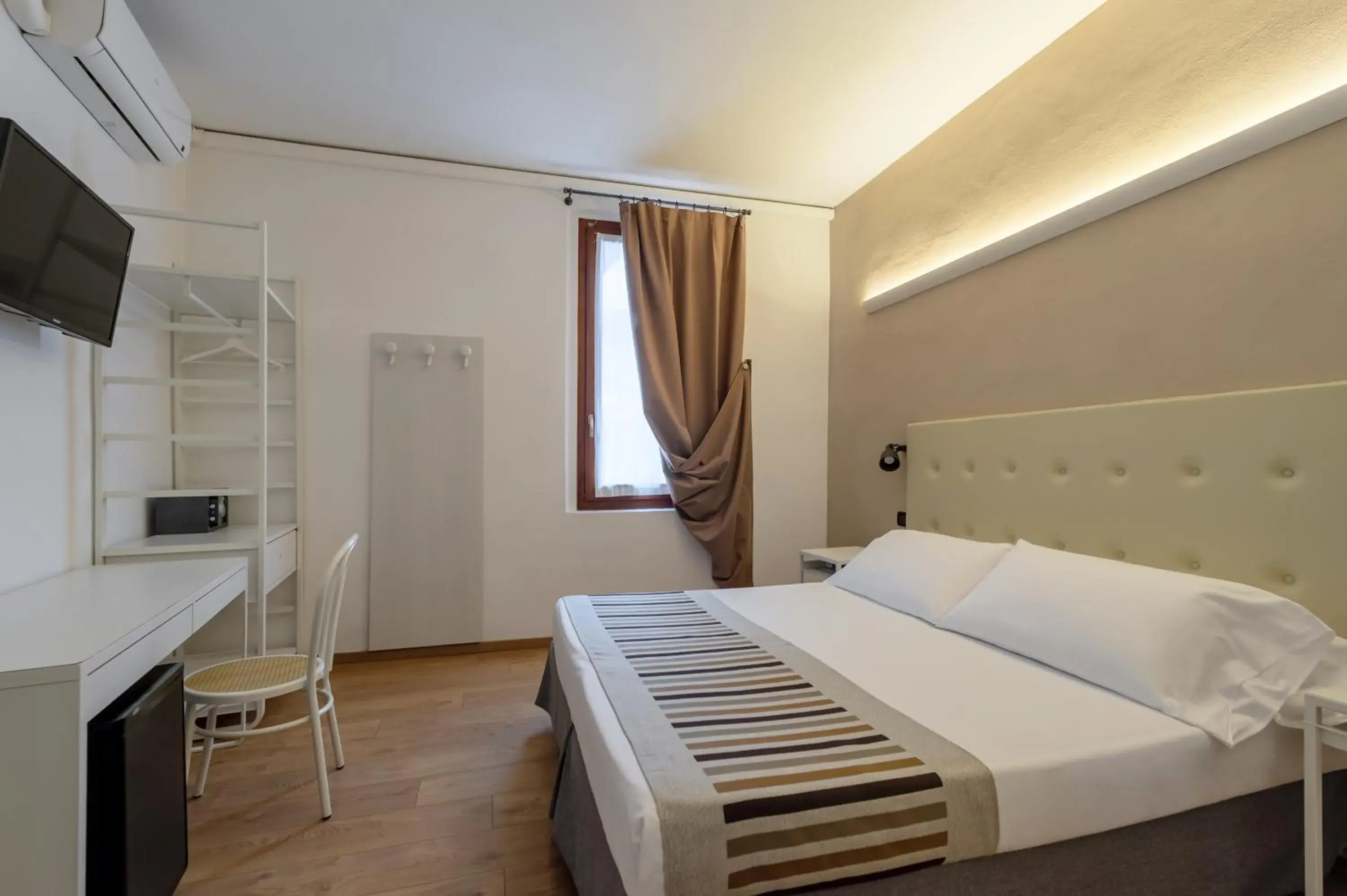 Economy Double or Twin Room in Hotel Mantegna Stazione Economy Double or Twin Room in Hotel Mantegna Stazione