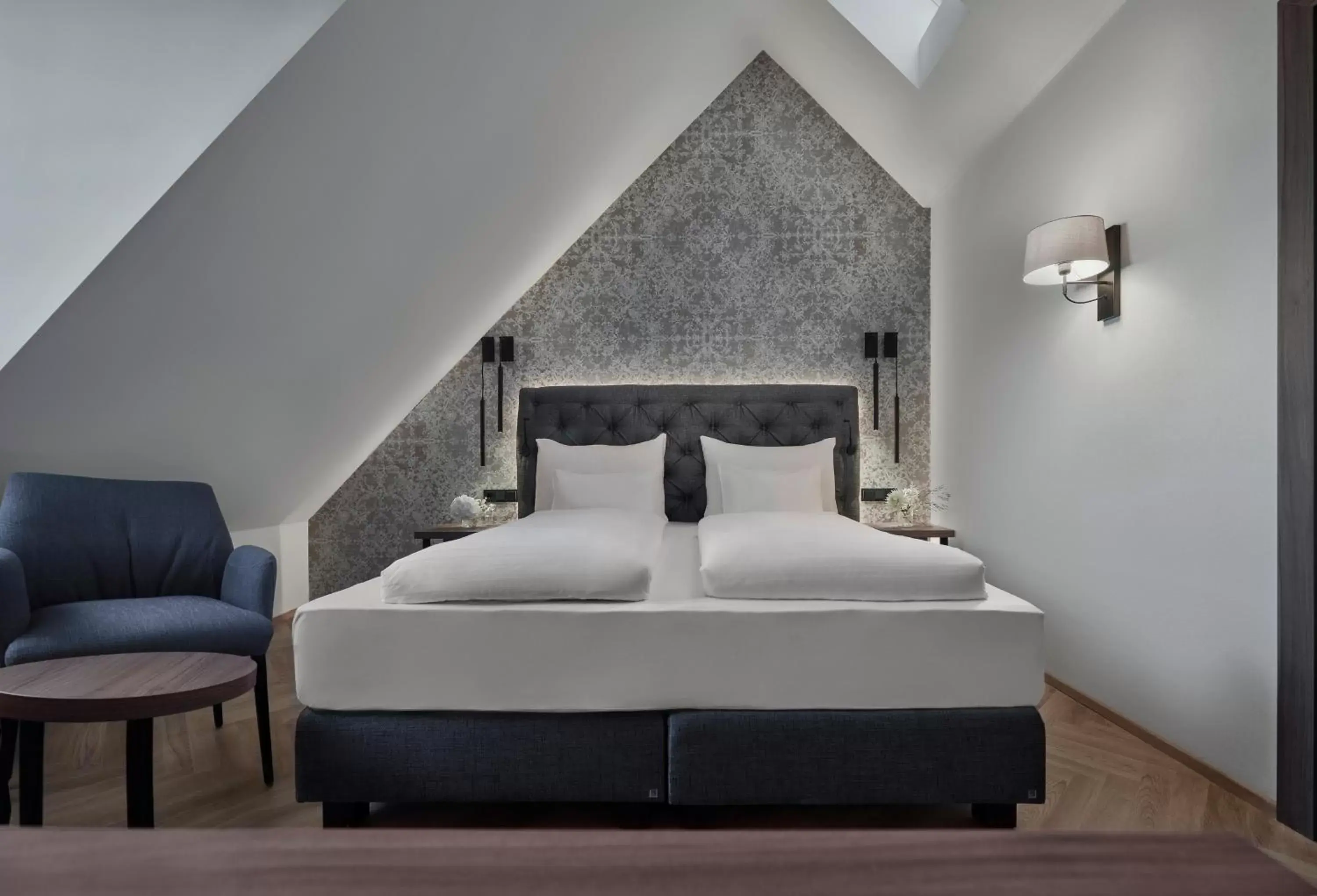 Bedroom, Bed in Hotel Schwarzer Adler Innsbruck