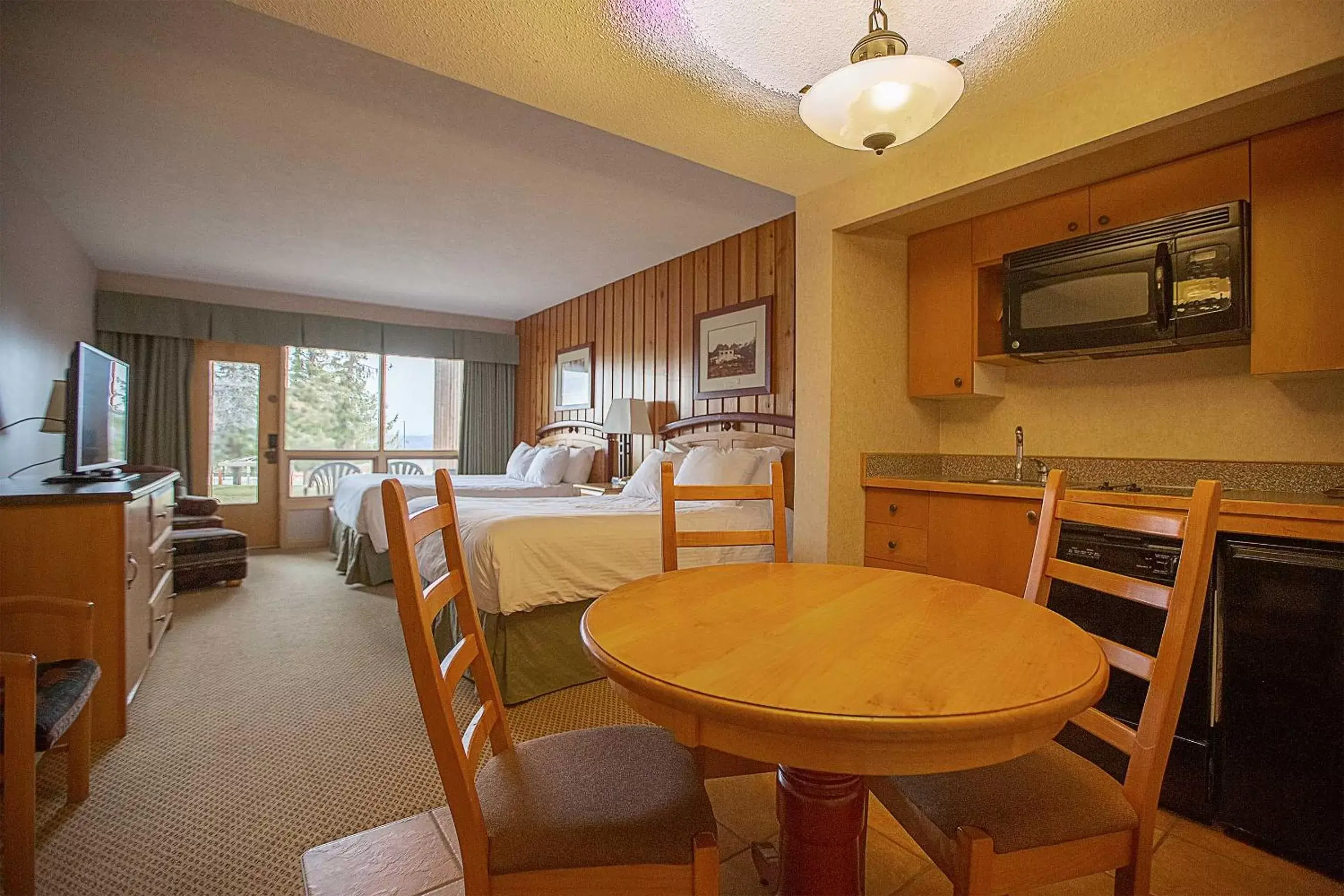 Kitchen or kitchenette, Dining Area in Fairmont Hot Springs Resort