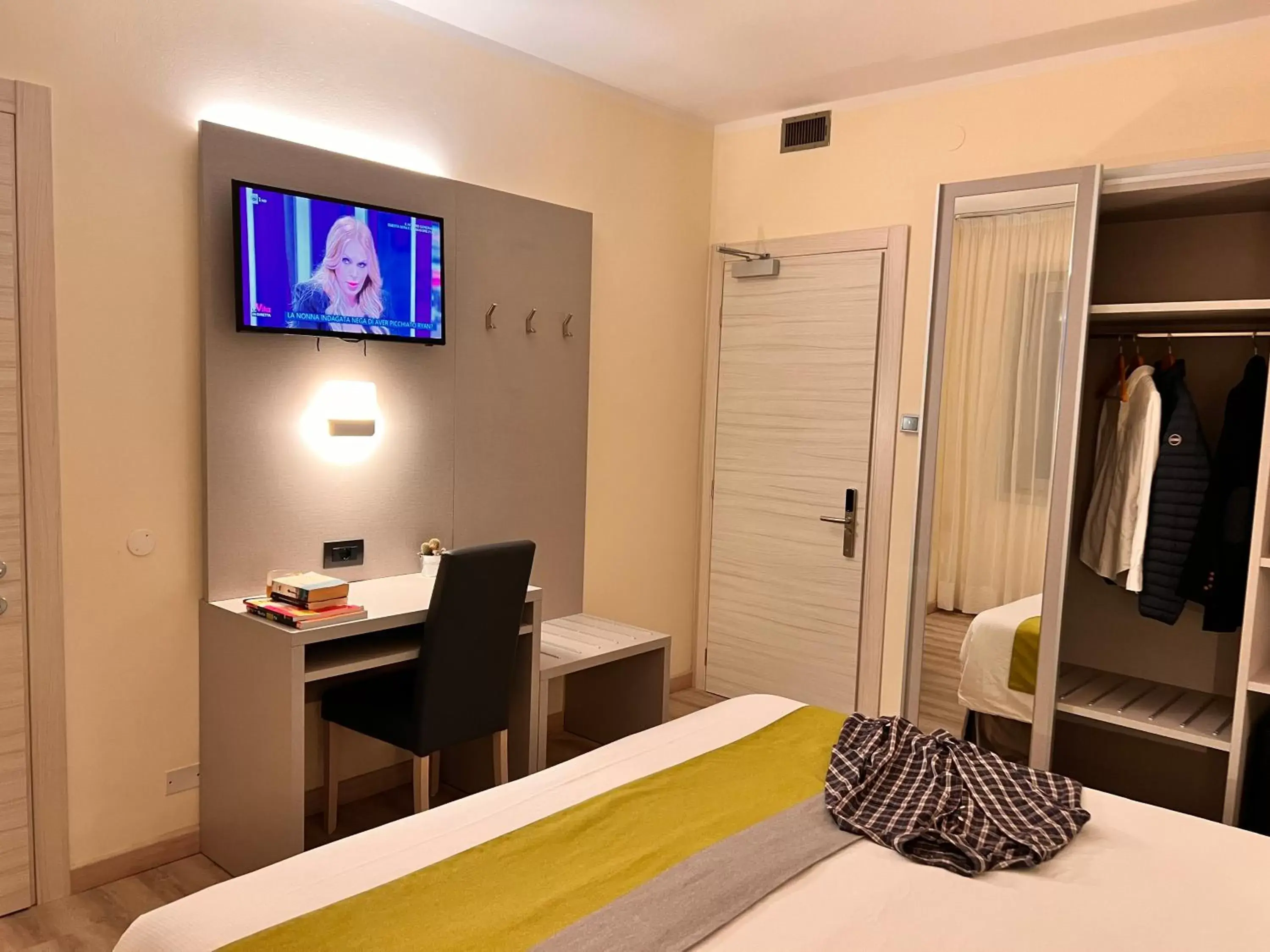 hair dresser, Bed in Hotel Aurora hair dresser, Bed in Hotel Aurora