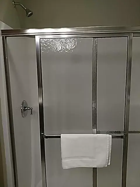 Queen Room - Disability Access in Brookstone Lodge & Suites - Emmetsburg Queen Room - Disability Access in Brookstone Lodge & Suites - Emmetsburg