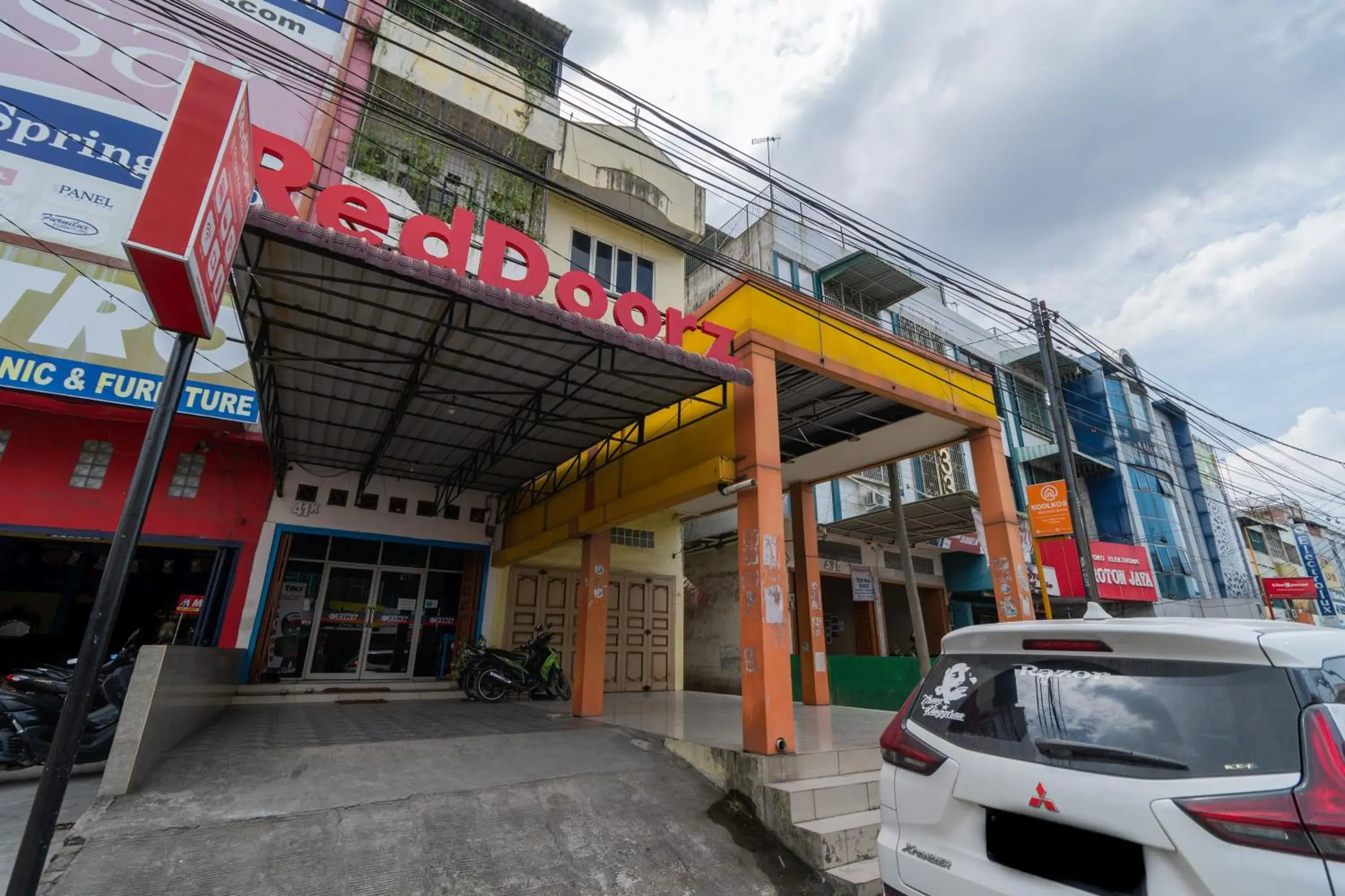 Property building in RedDoorz At Fella Homestay Medan