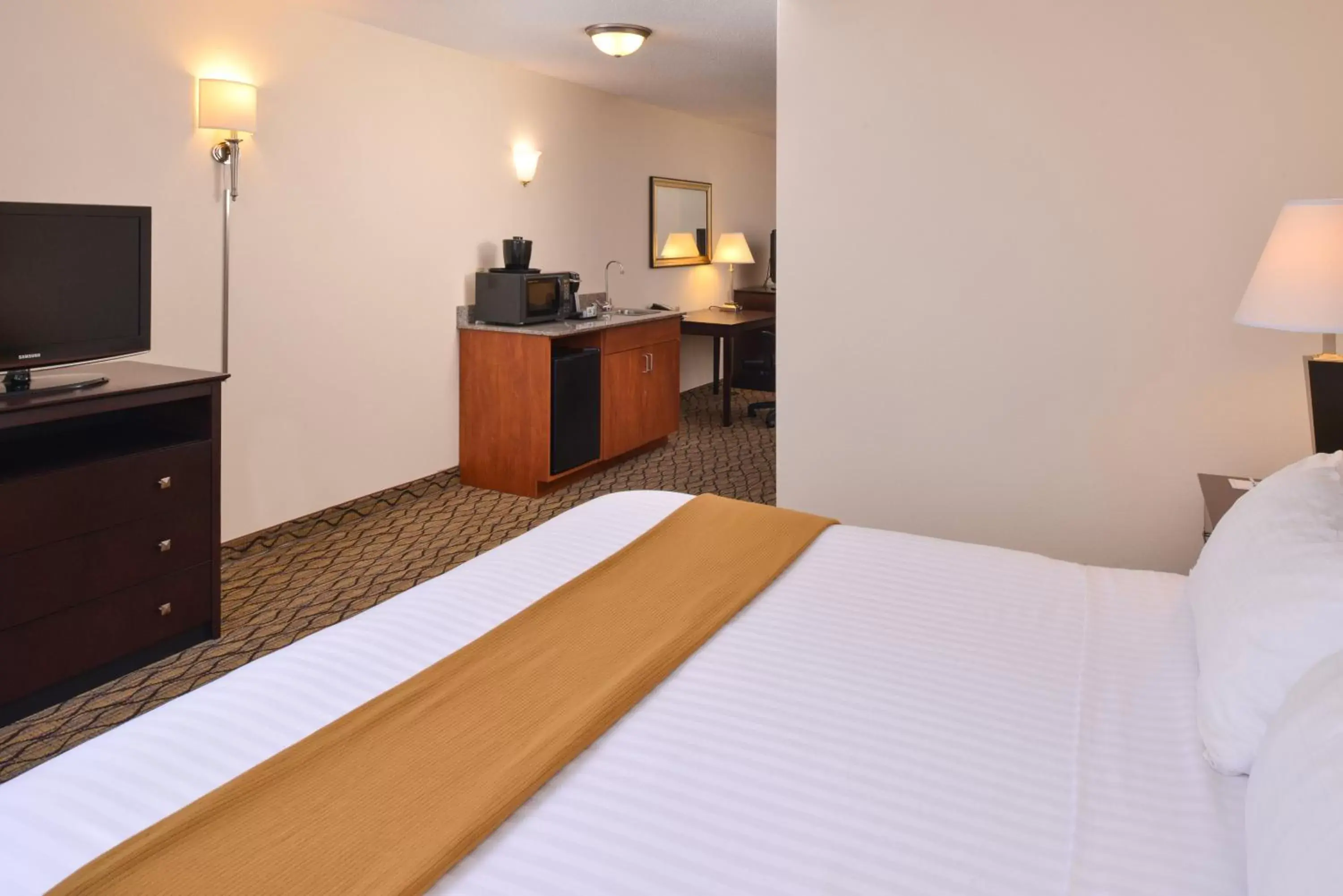 Photo of the whole room, Bed in Holiday Inn Express St Croix Valley, an IHG Hotel