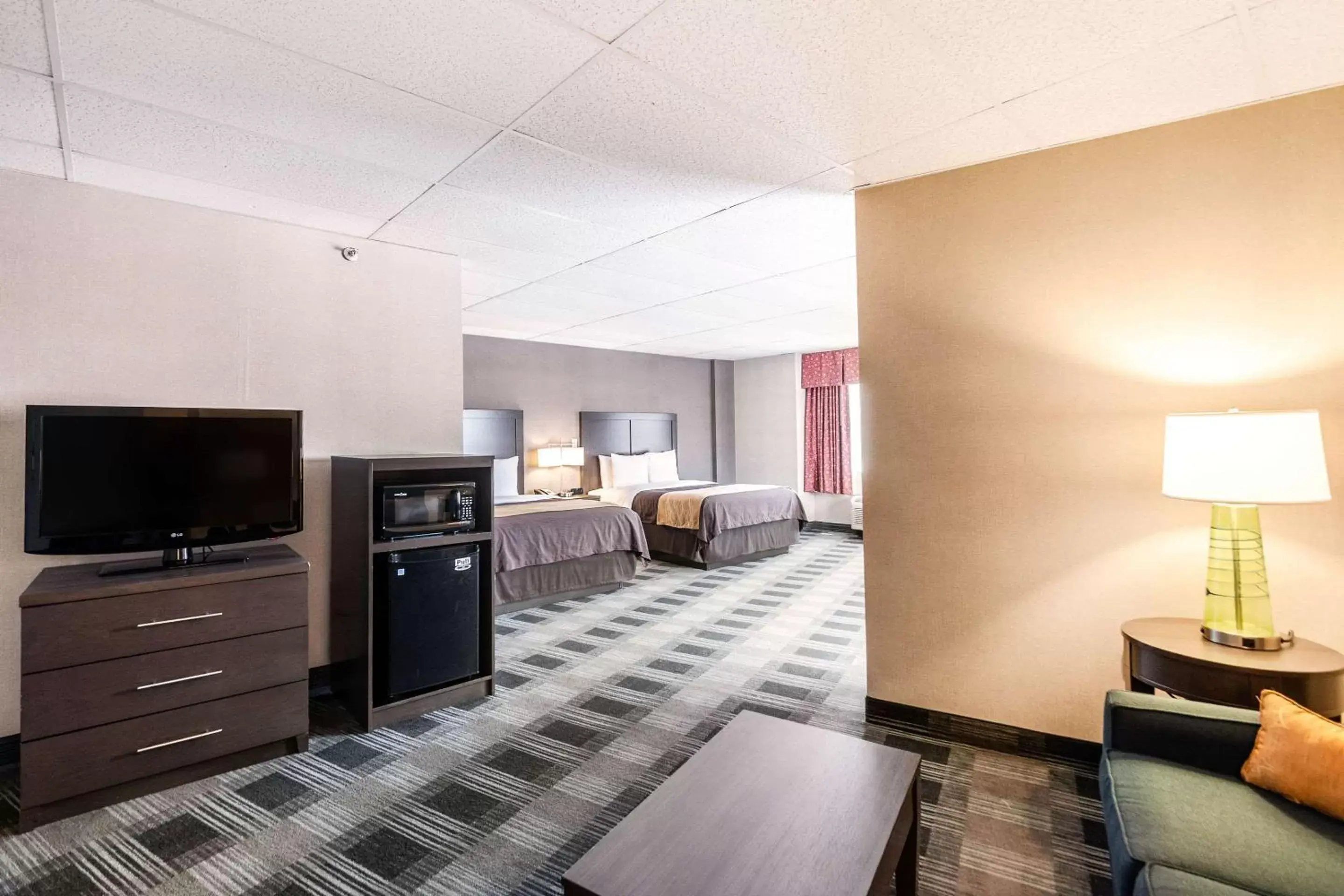 Photo of the whole room, TV/Entertainment Center in Comfort Inn Ballston