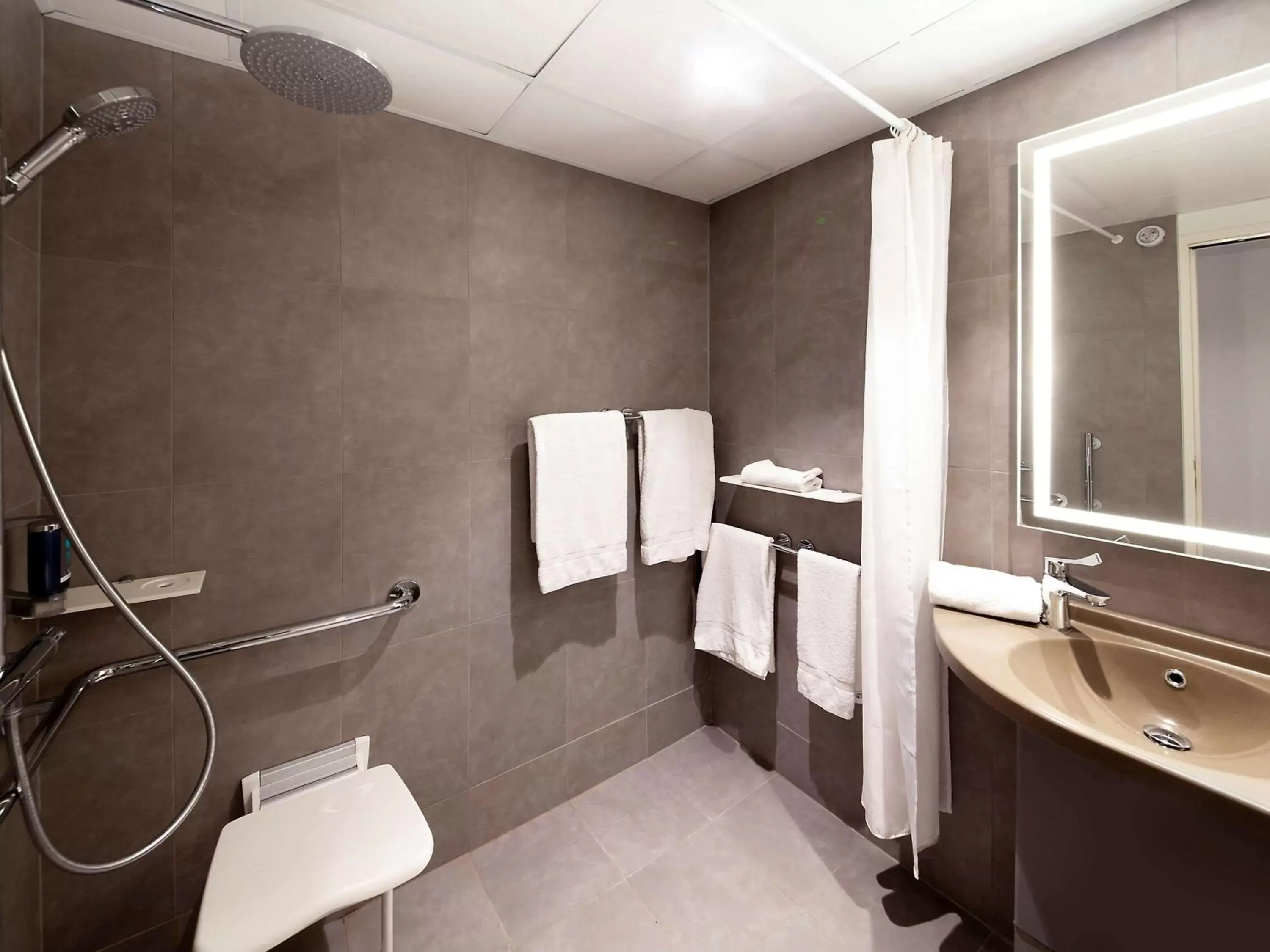 Photo of the whole room, Bathroom in Novotel Clermont-Ferrand
