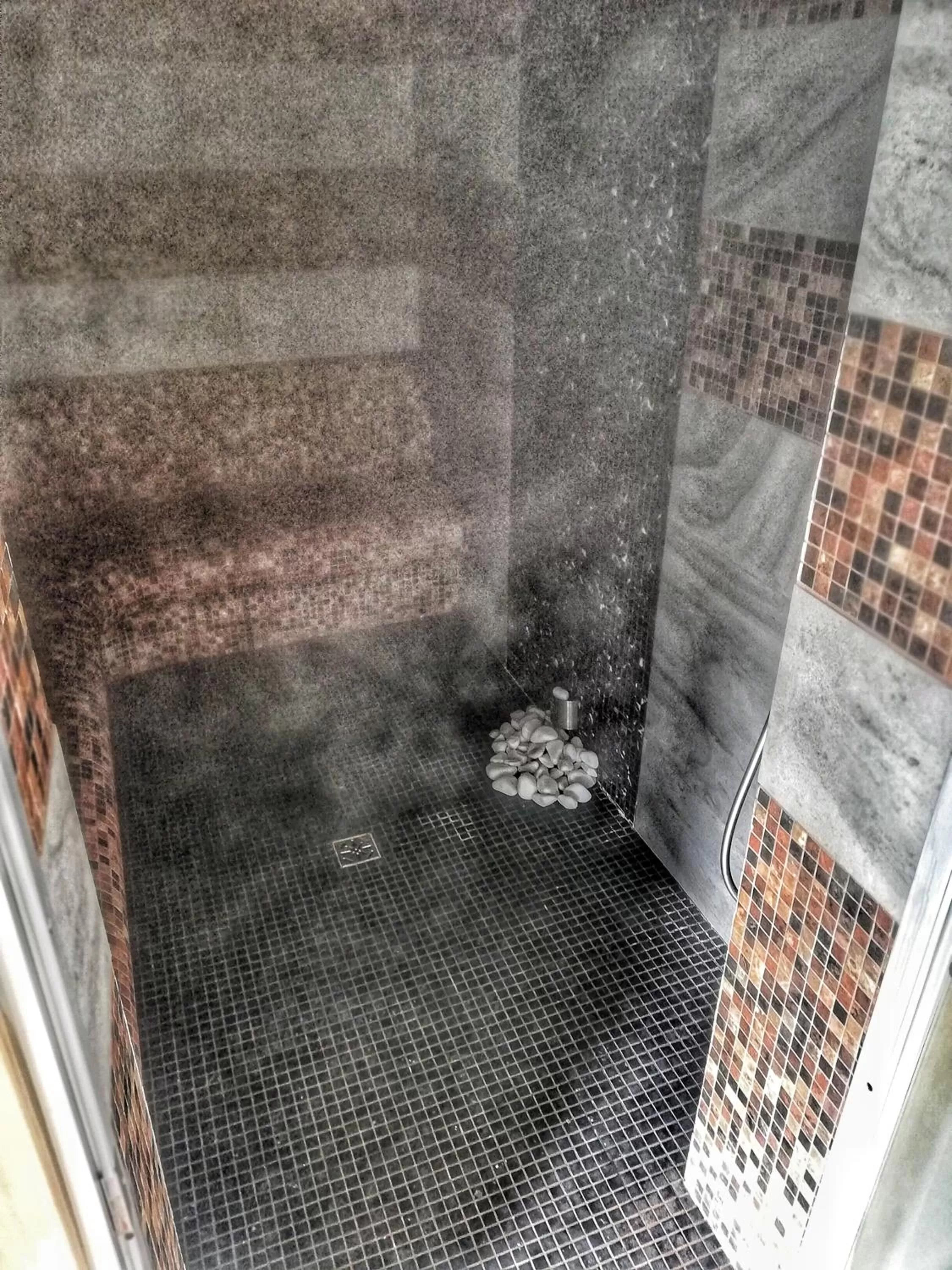 Sauna, Bathroom in Ośrodek Konferencyjno-Wypoczynkowy "Krucze Skały" w Karpaczu