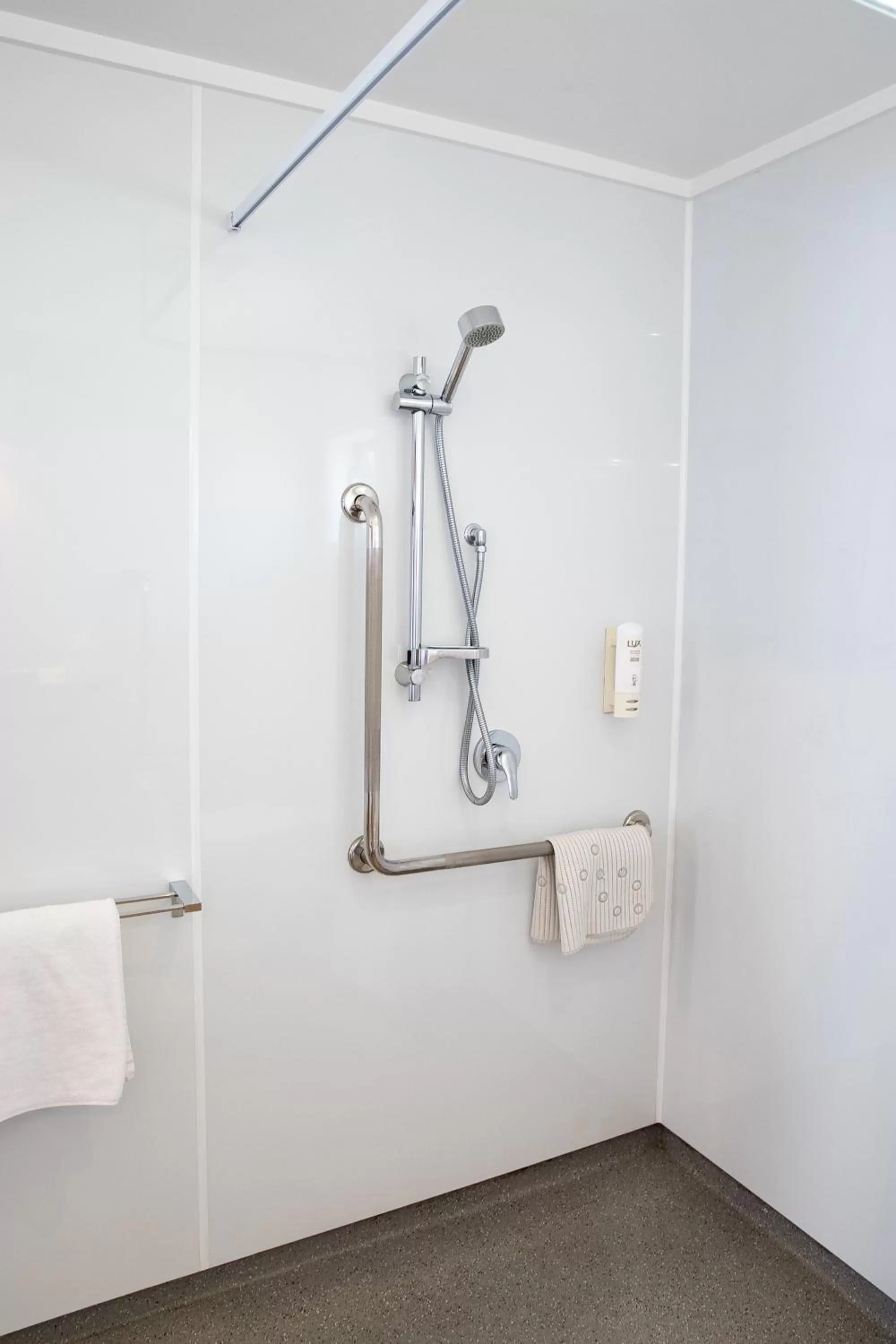 Bathroom in Tudor Park Motel Spacious with kitchens 1 minute walk to restaurant and shopping centre and Gisborne Hospital