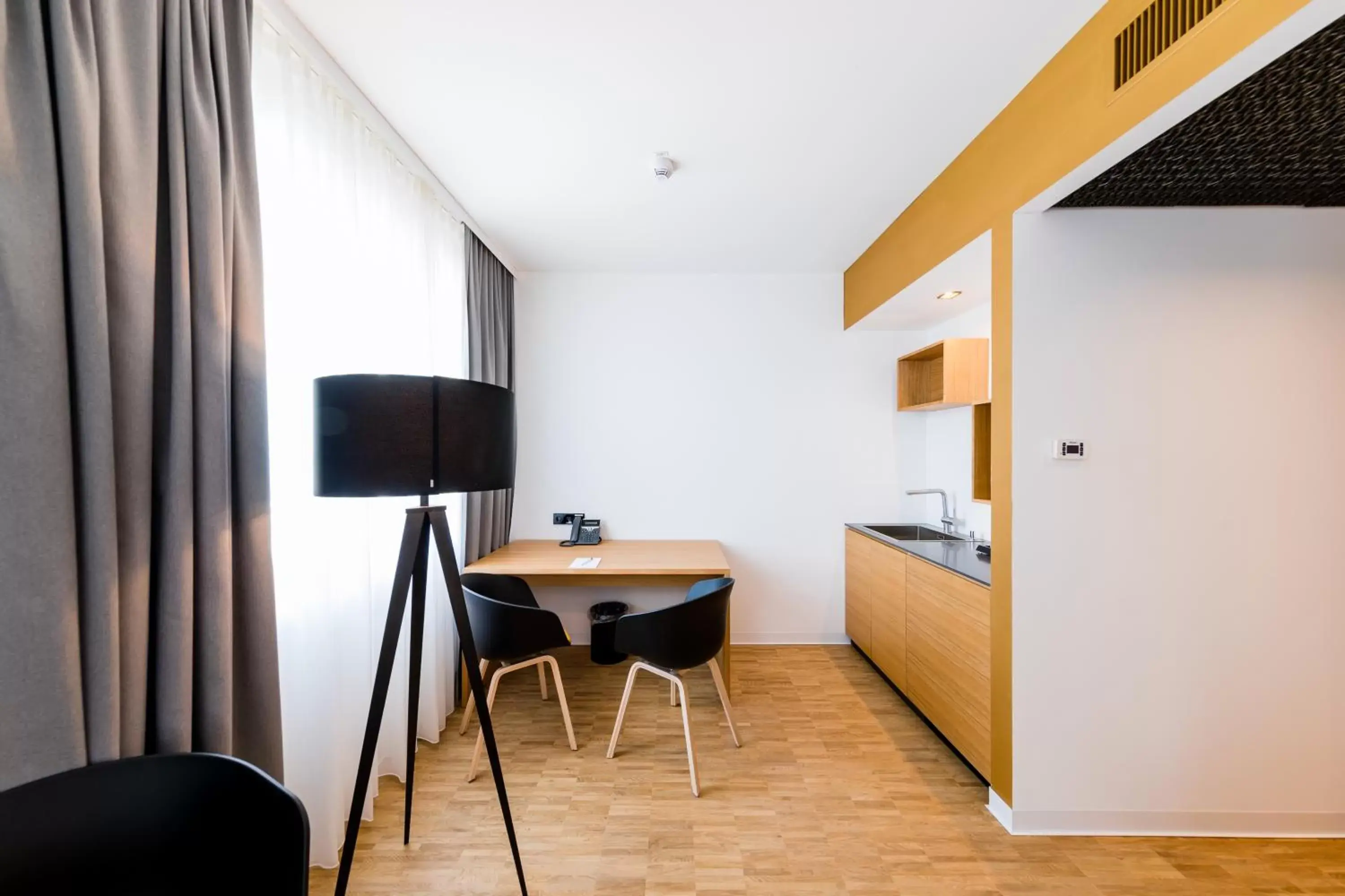 Kitchen or kitchenette, TV/Entertainment Center in mk | hotel rüsselsheim