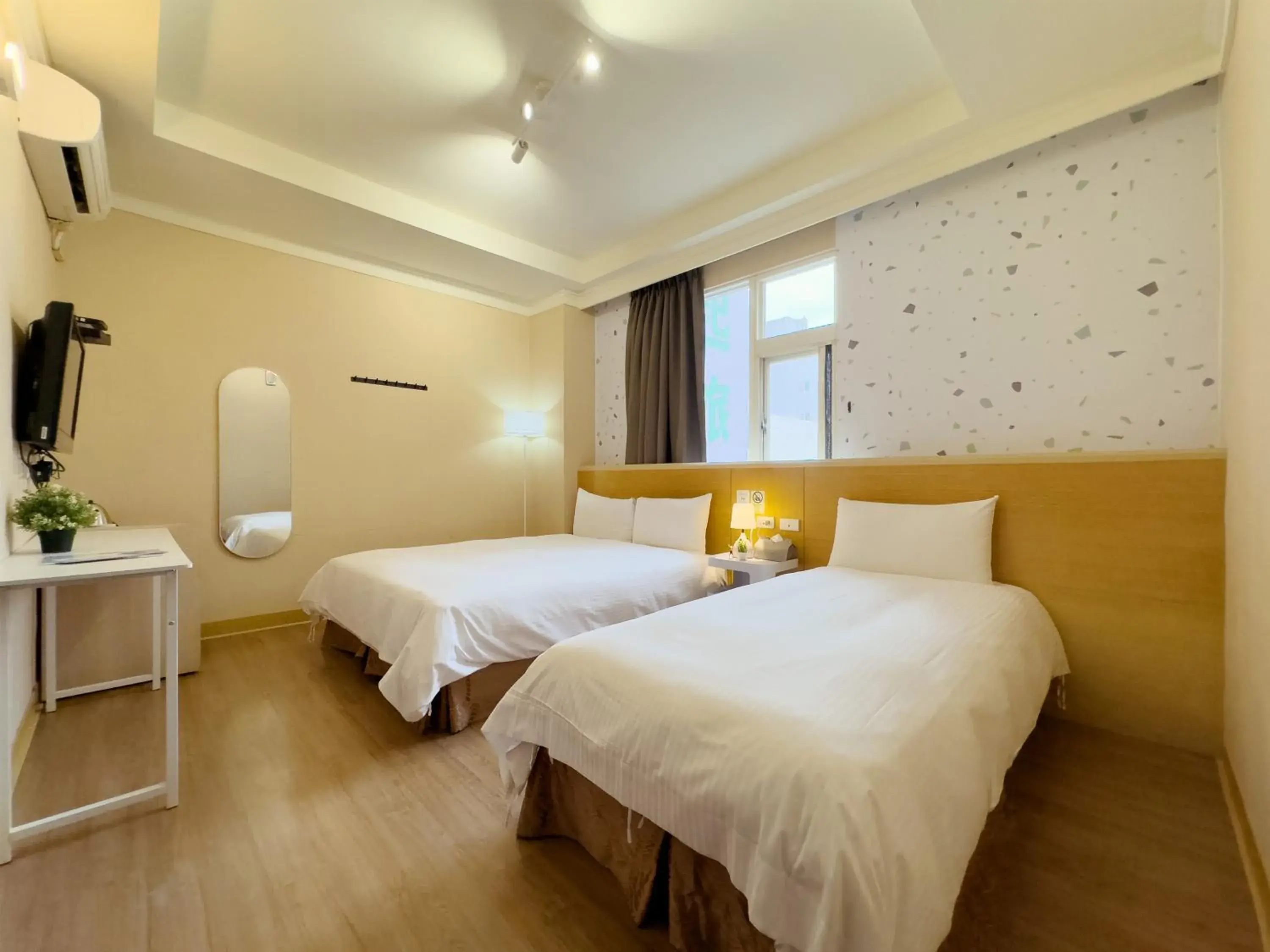 Photo of the whole room, Bed in together hotel-Hualien Zhongshan