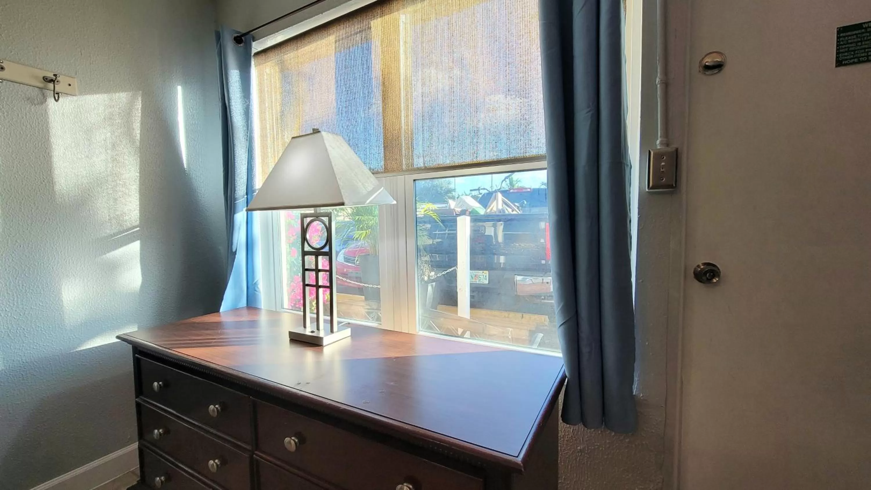 hair dresser in Barefoot mailman motel