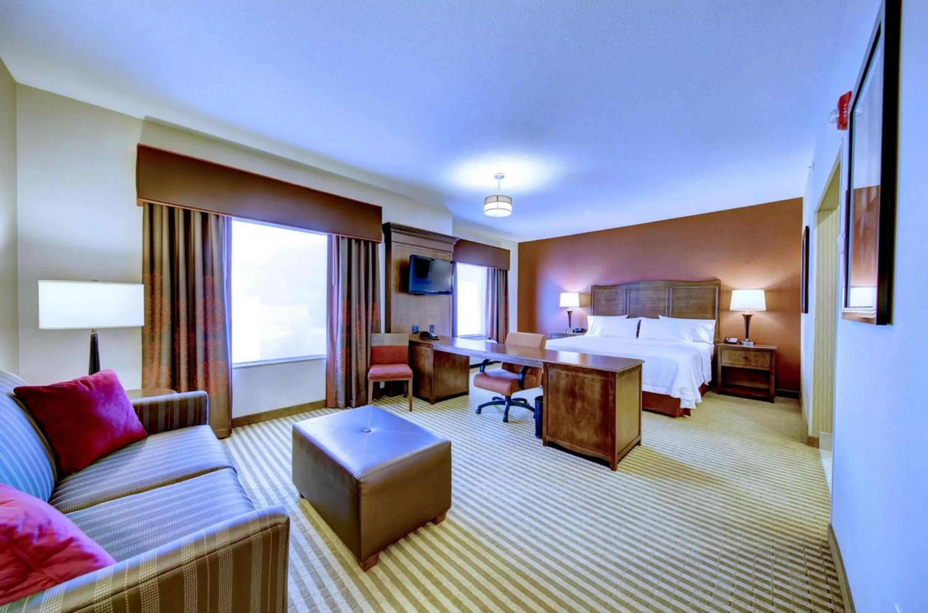 Bed, Seating Area in Hampton Inn & Suites Harrisburg