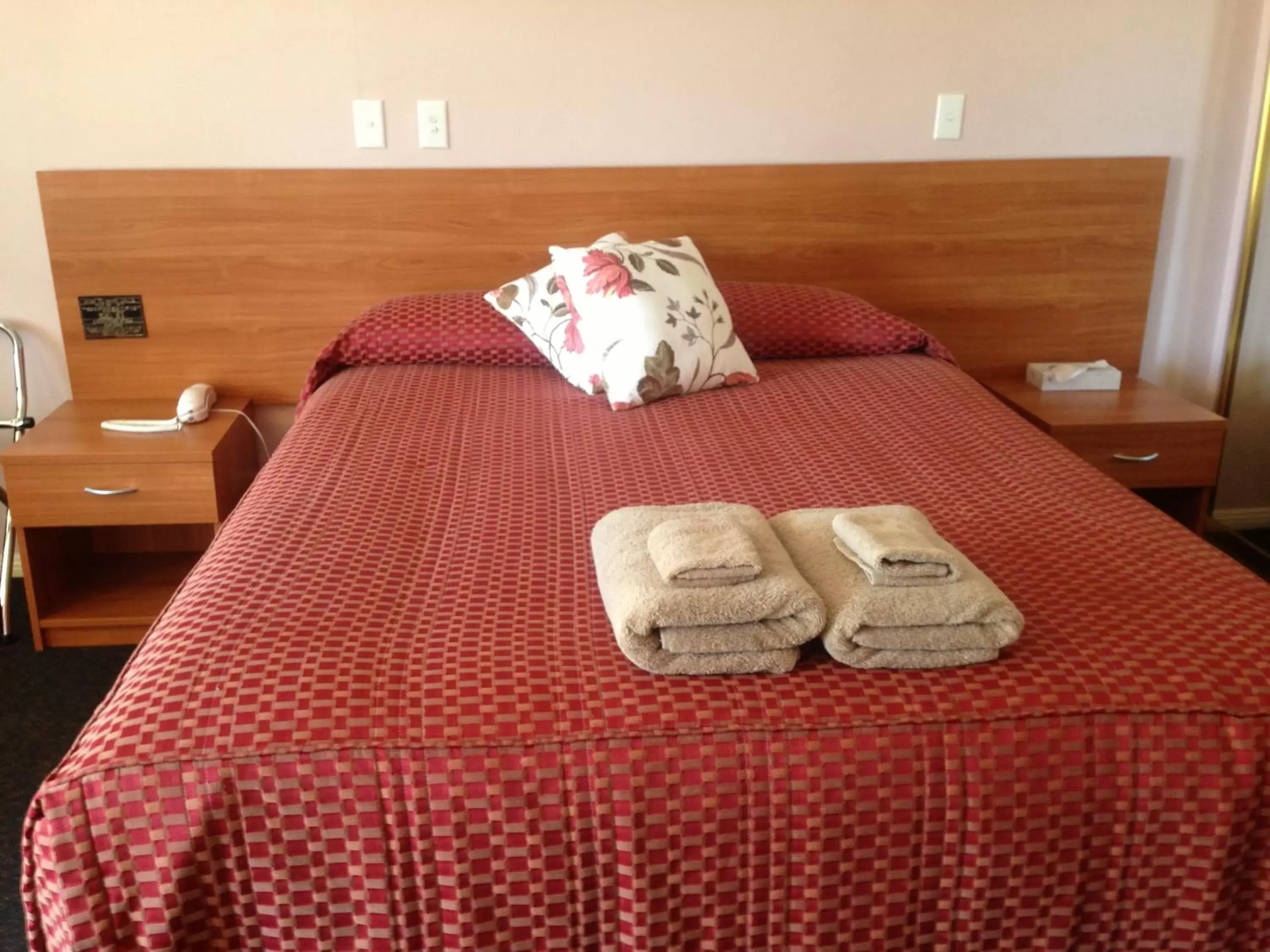 Photo of the whole room, Bed in Colonial Motor Lodge Scone