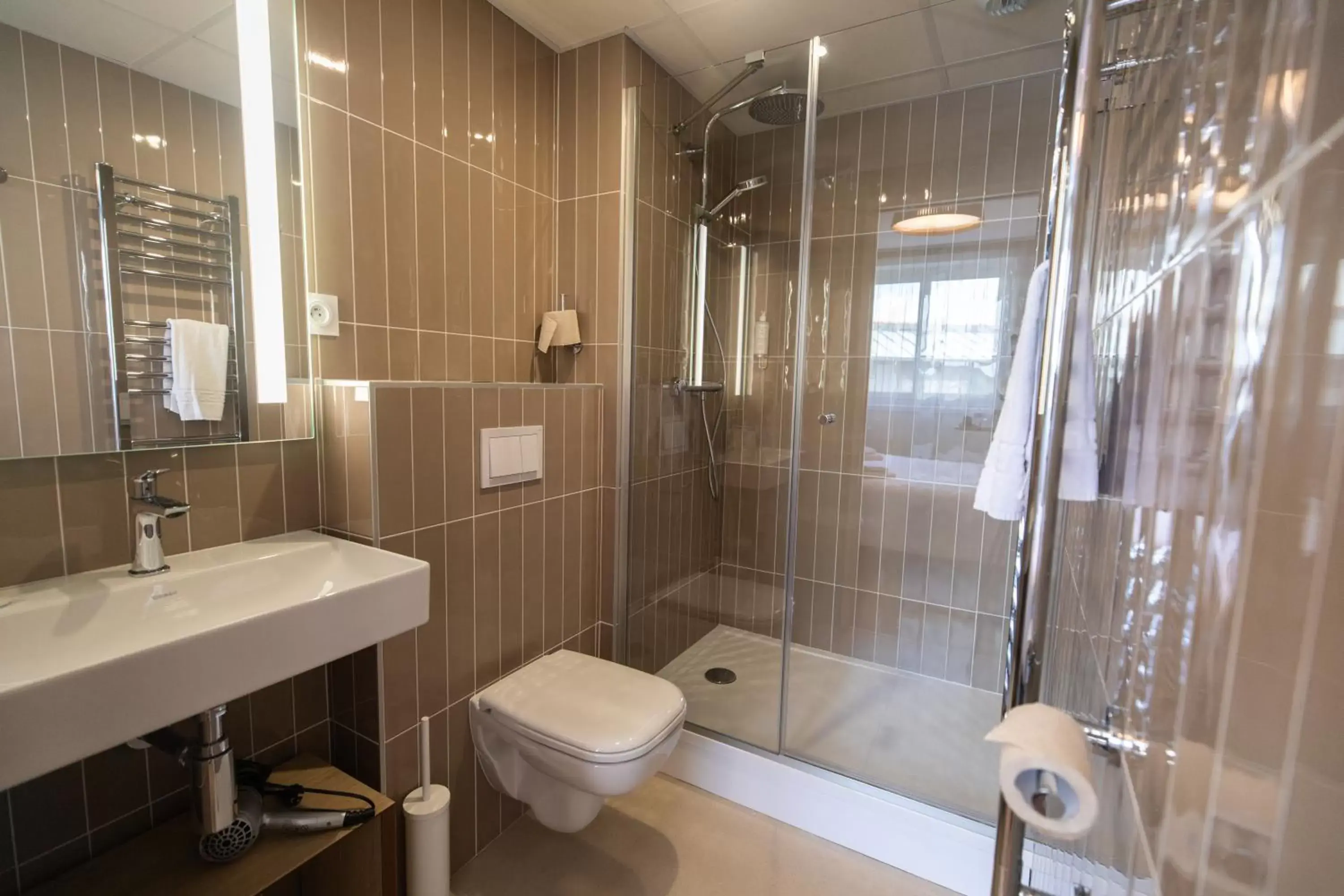 Shower, Bathroom in Hôtel de la Baie