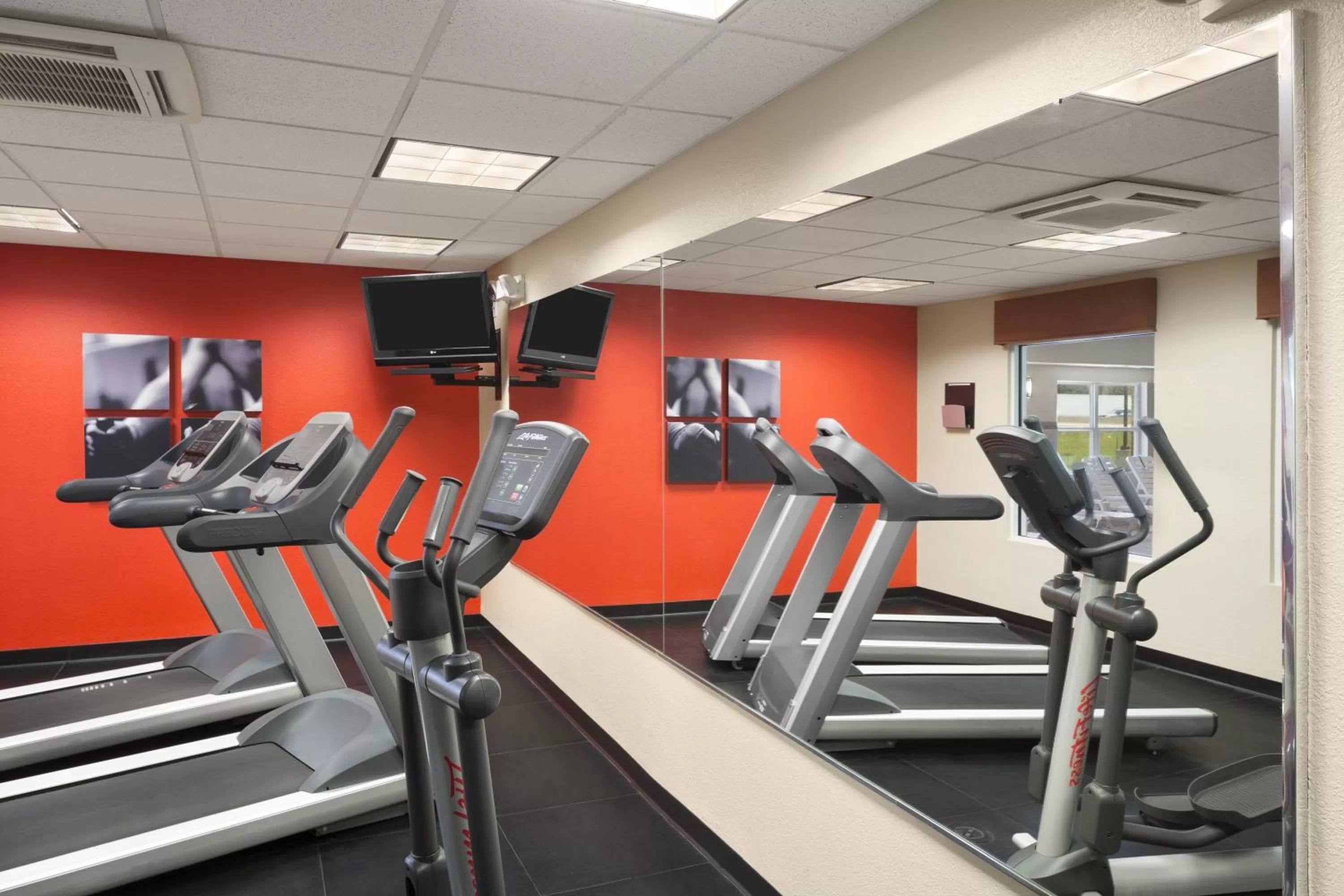 Fitness centre/facilities in Country Inn & Suites by Radisson, Rossford - Toledo South