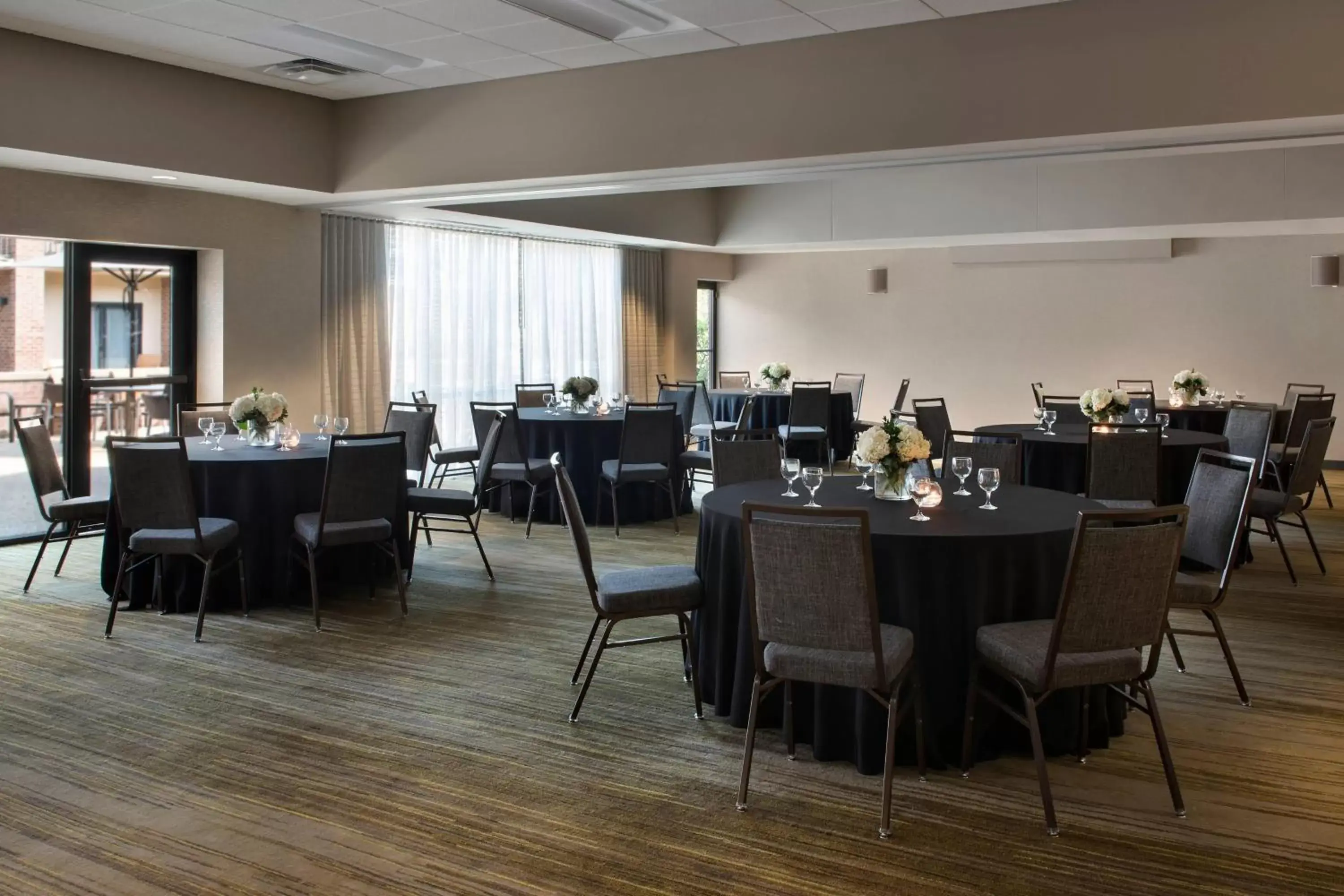 Meeting/conference room, Restaurant/Places to Eat in Courtyard by Marriott Boston Norwood/Canton