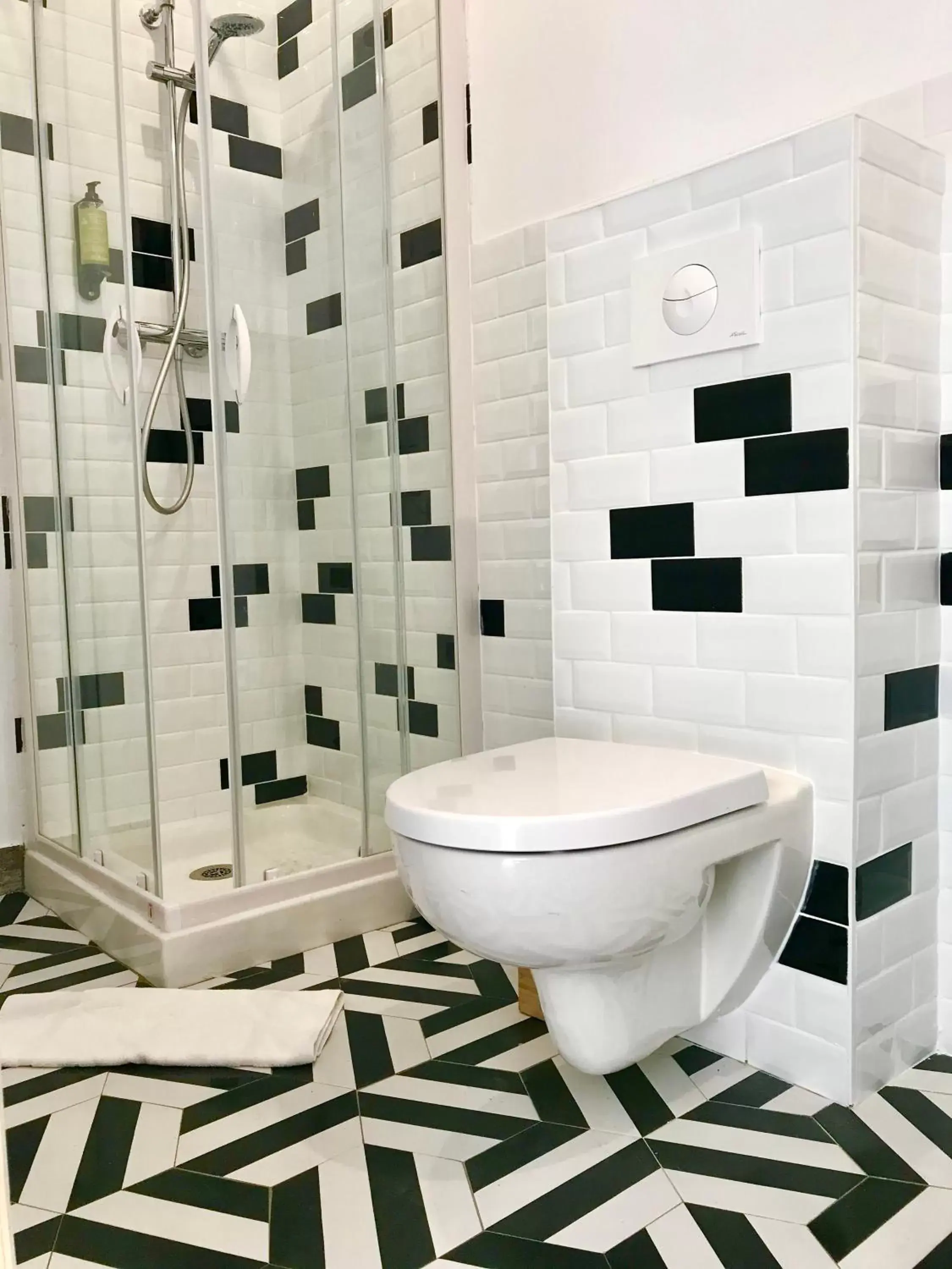 Bathroom in HôTEL LES VOLETS ROUGES - CASSIS