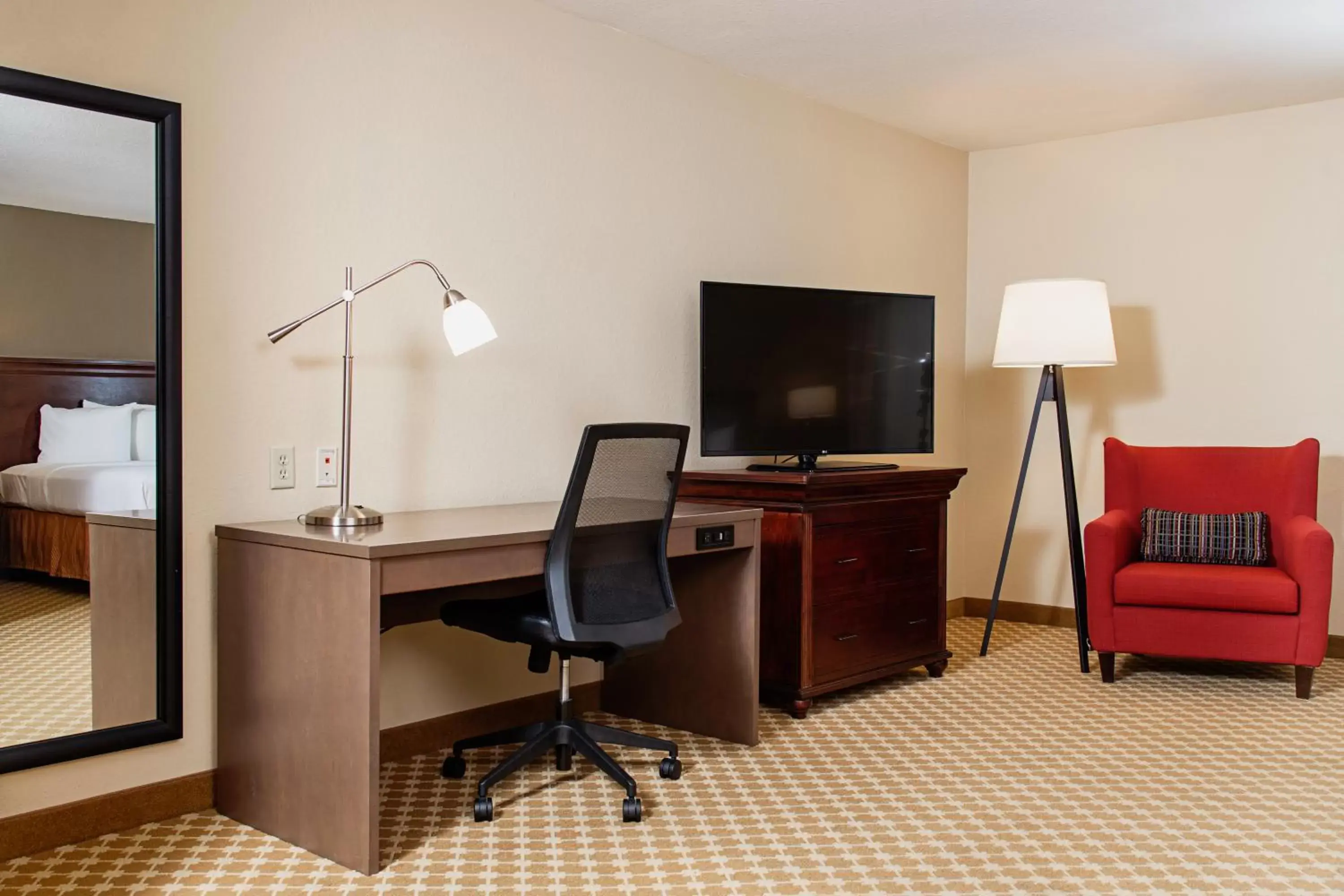 Seating area, TV/Entertainment Center in Country Inn & Suites by Radisson, Milwaukee West (Brookfield), WI