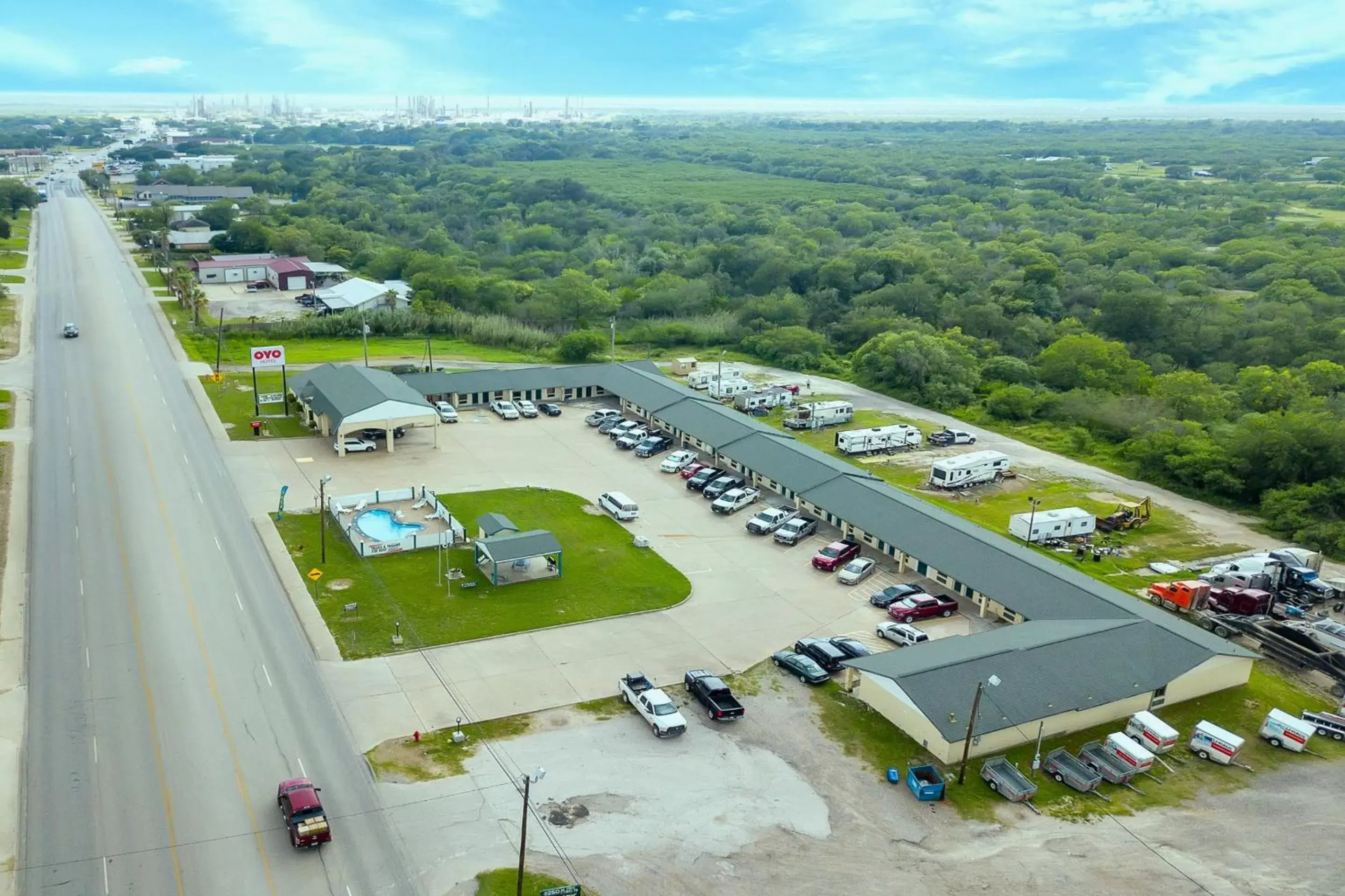 Parking, Bird's-eye View in OYO Hotel Three Rivers TX US-281