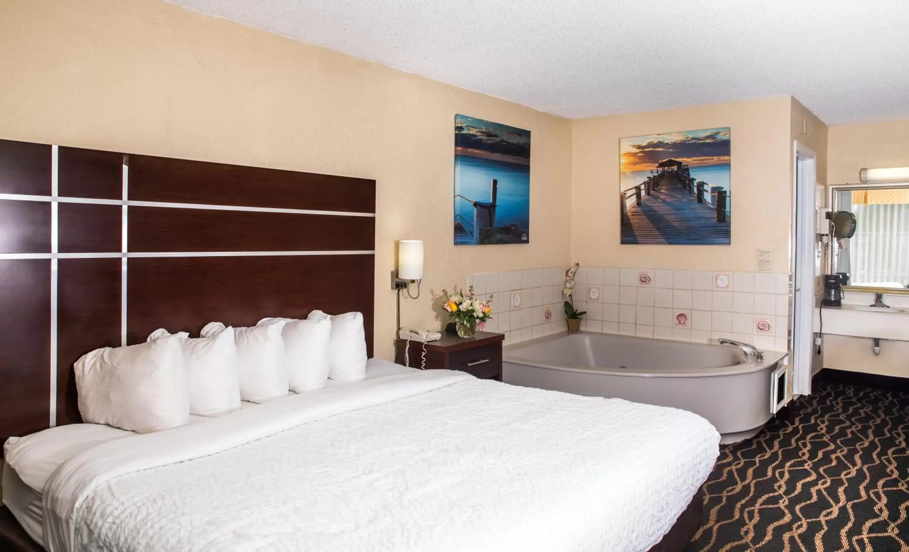 Photo of the whole room, Bed in Days Inn by Wyndham Stuart