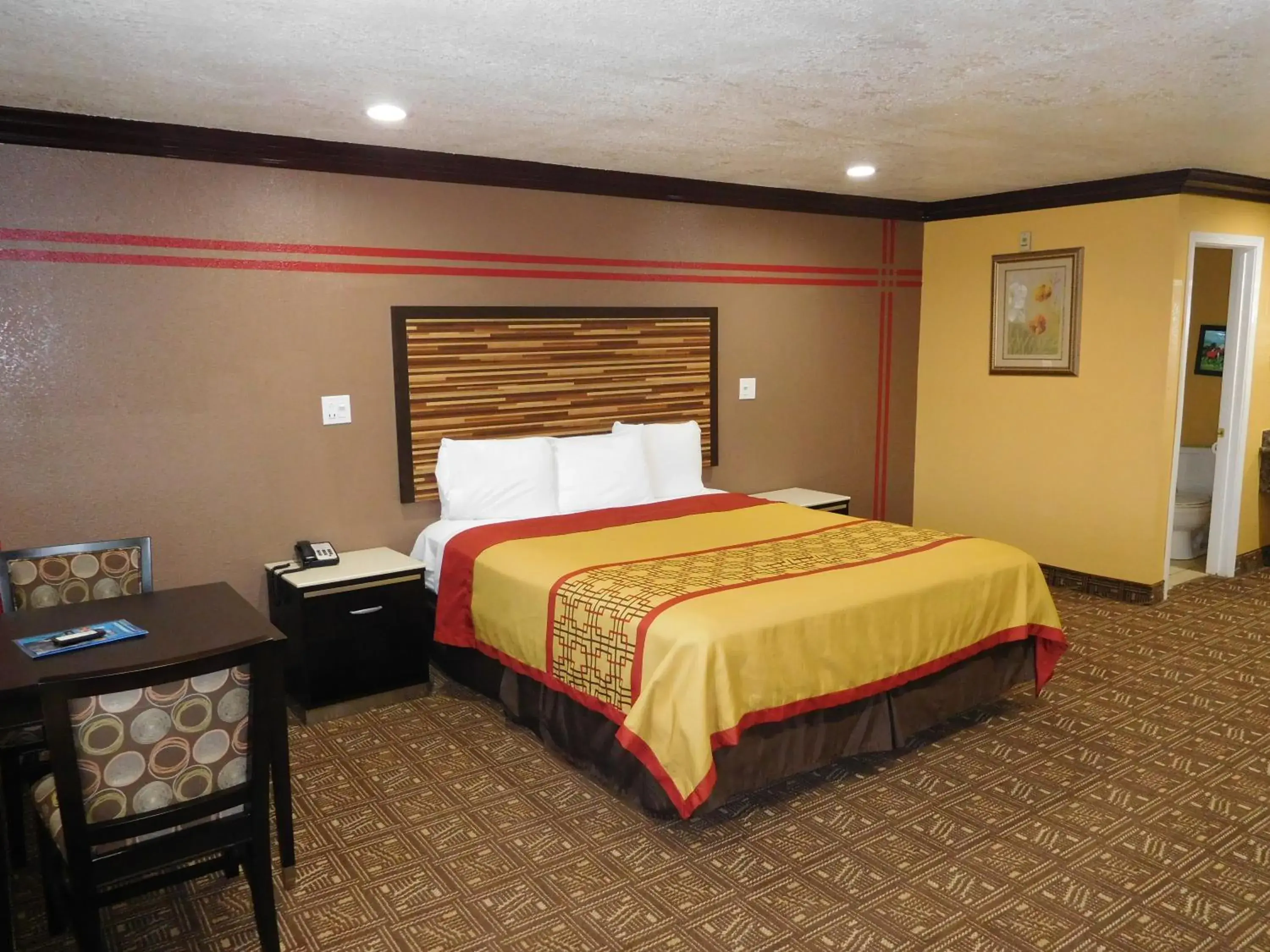Photo of the whole room, Bed in Diamond Inn