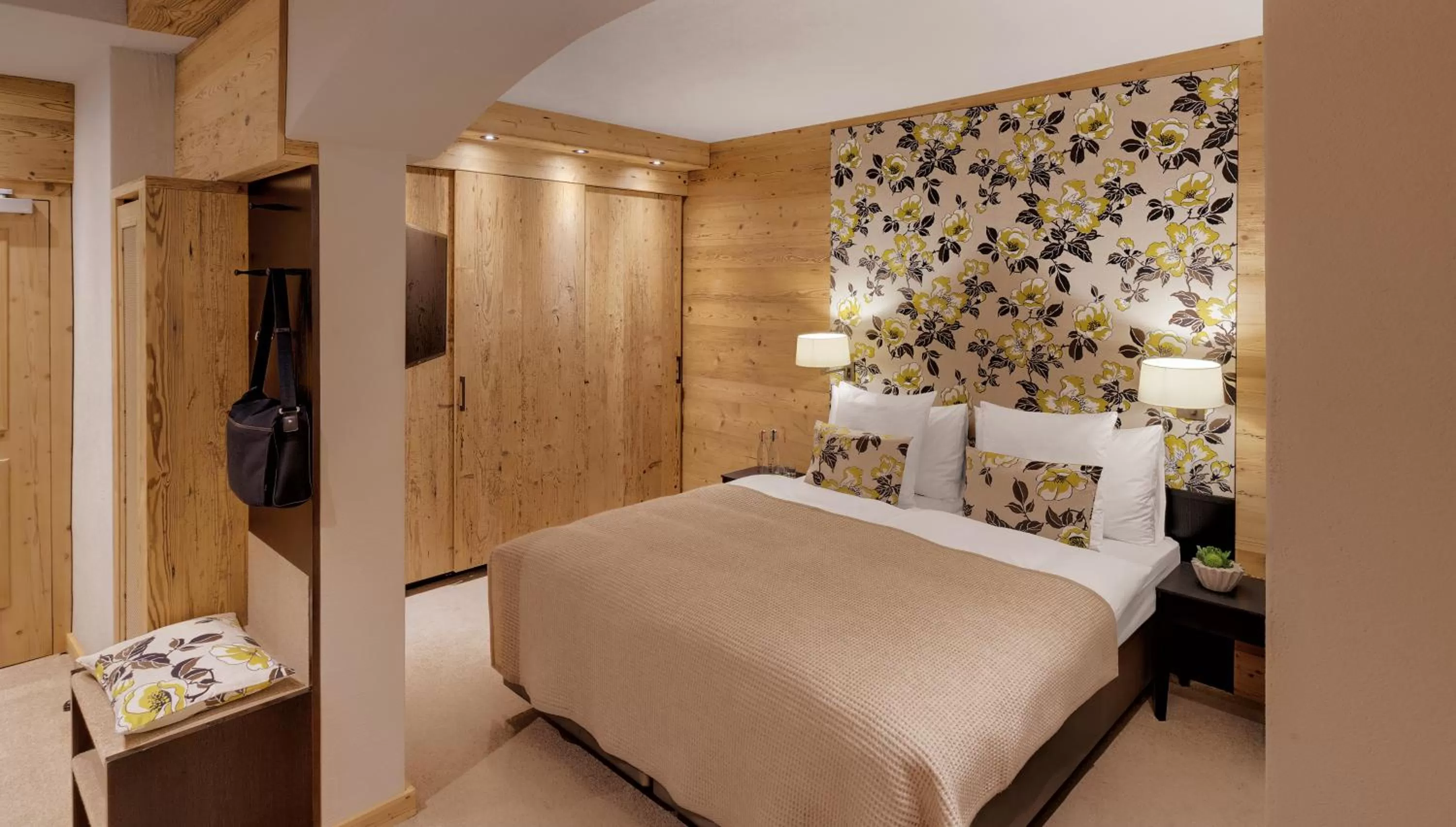 Photo of the whole room, Bed in Morosani Schweizerhof