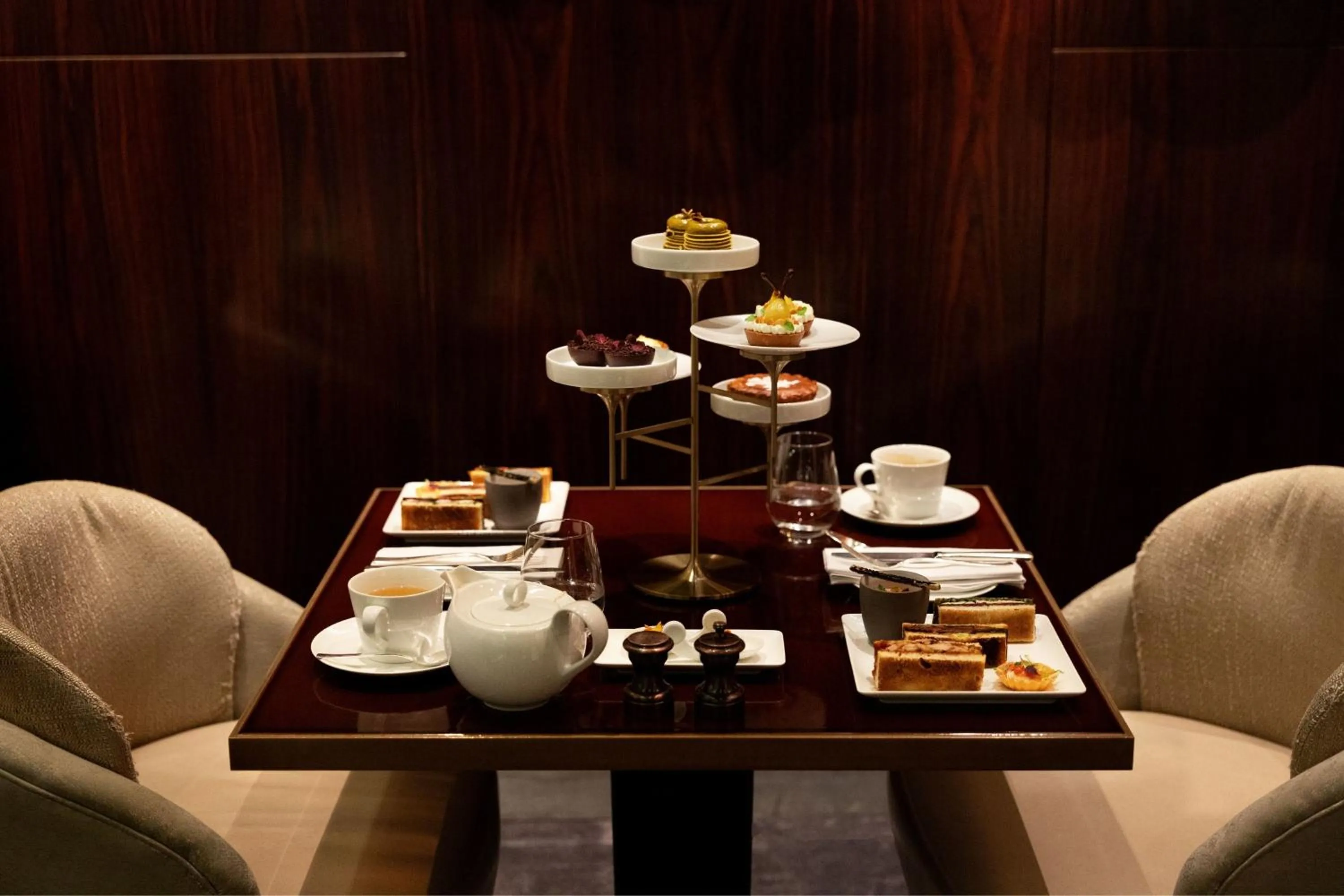 Restaurant/places to eat in Prince de Galles, a Luxury Collection hotel, Paris