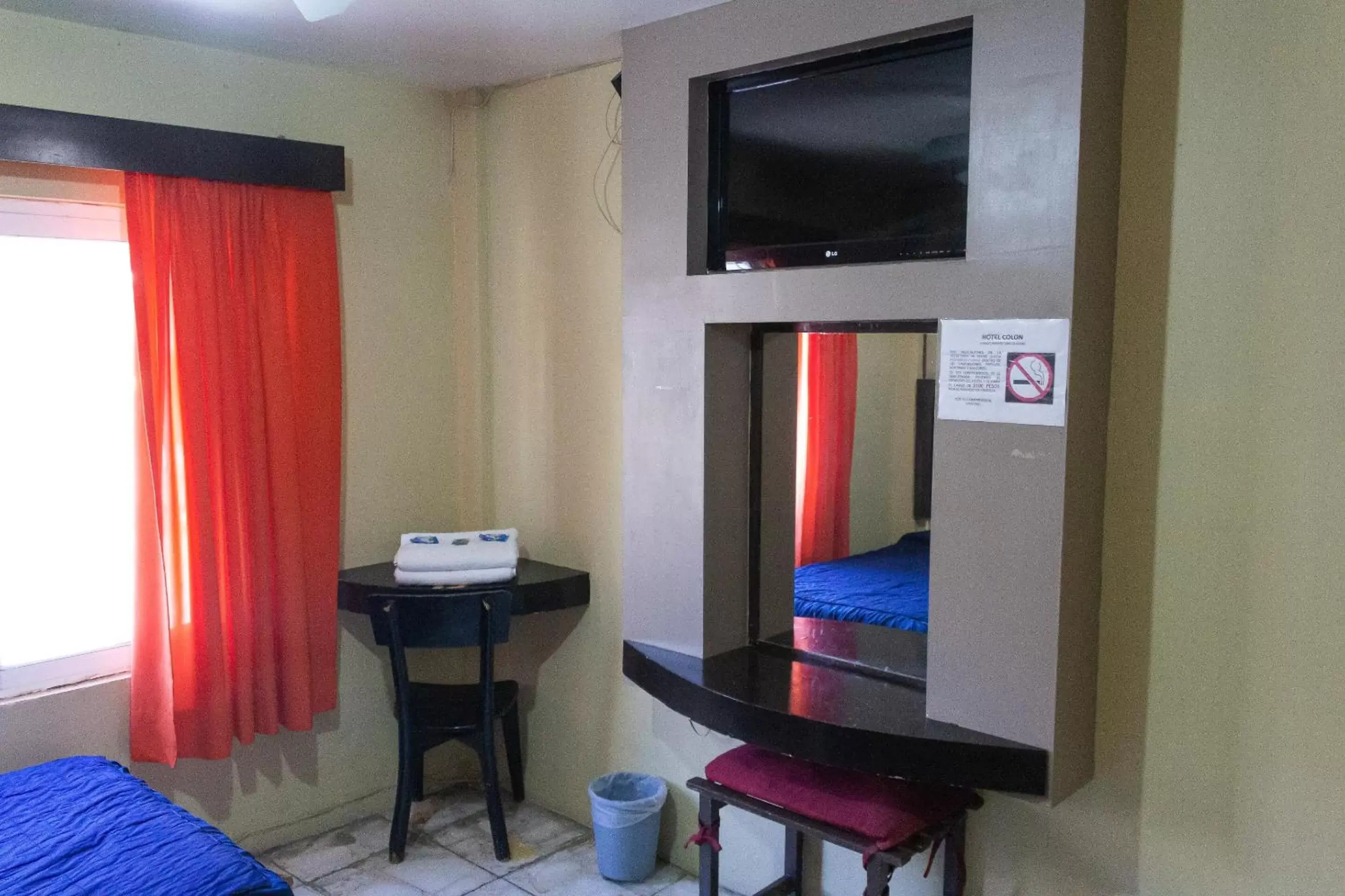 Bedroom, TV/Entertainment Center in OYO Hotel Colón, Plaza Bicentenario, Zacatecas Centro