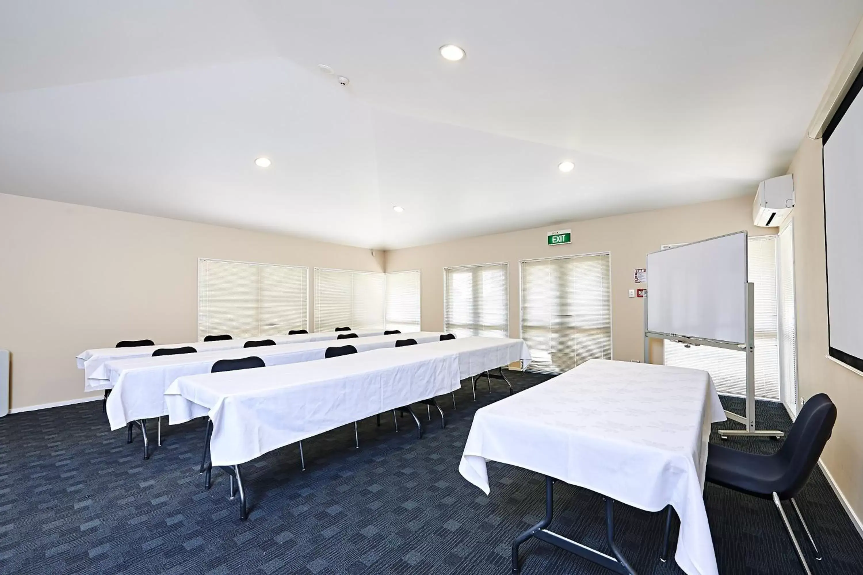 Meeting/conference room in Auckland Airport Lodge