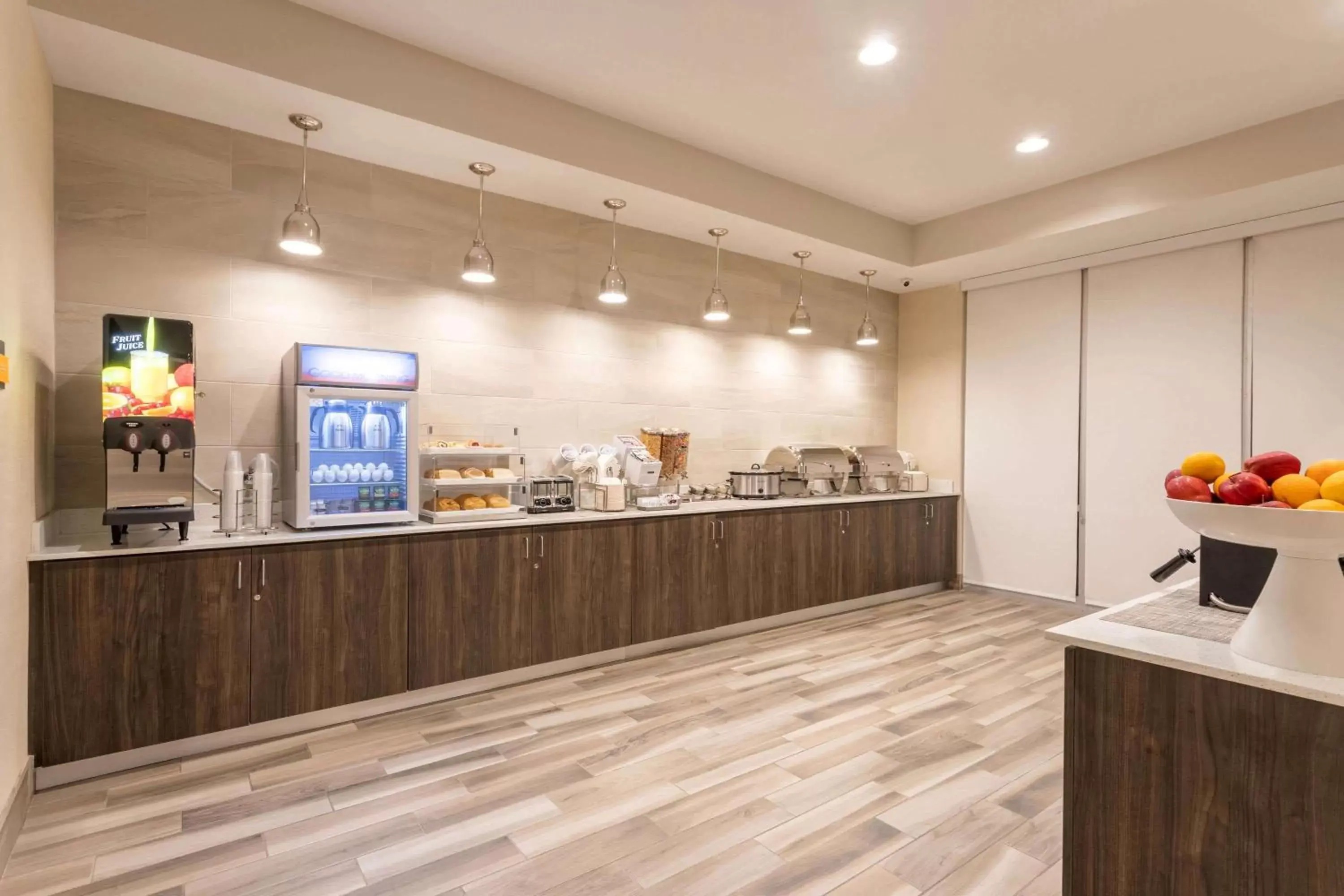 Restaurant/places to eat in La Quinta Inn and Suites by Wyndham Bloomington