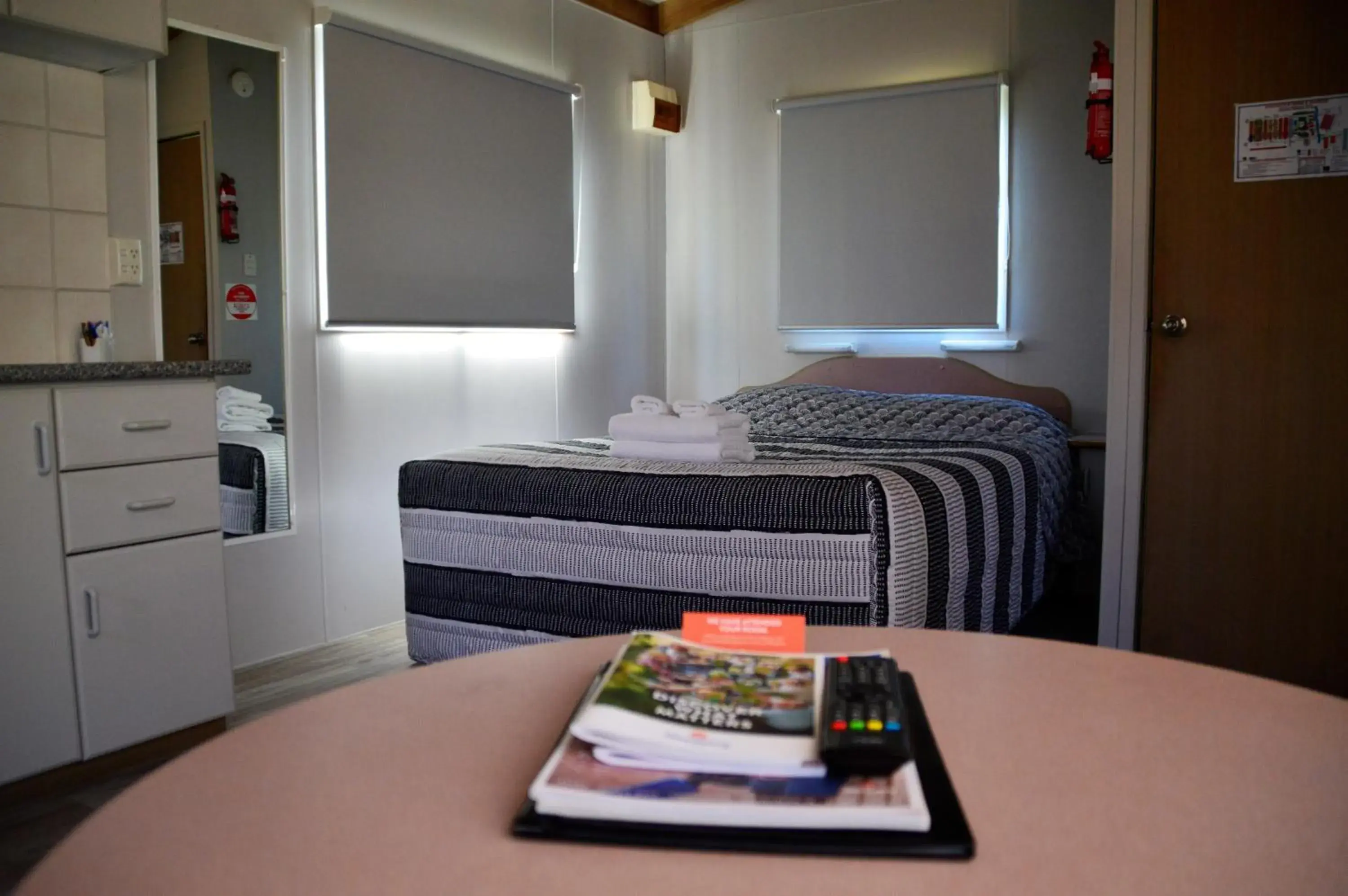 Living room, Bed in Discovery Parks - Perth Airport