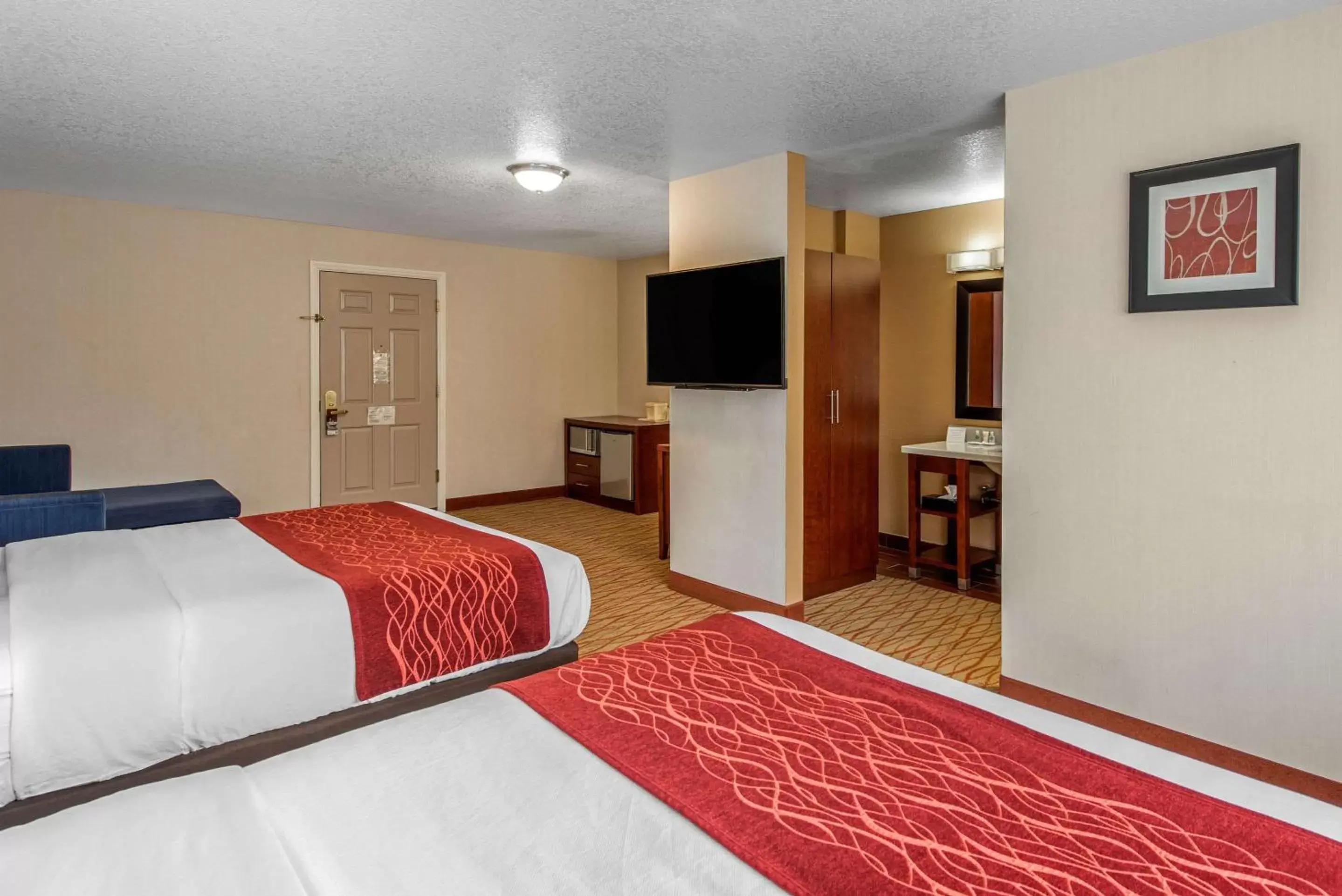 Photo of the whole room, Bed in Comfort Inn Mount Shasta Area