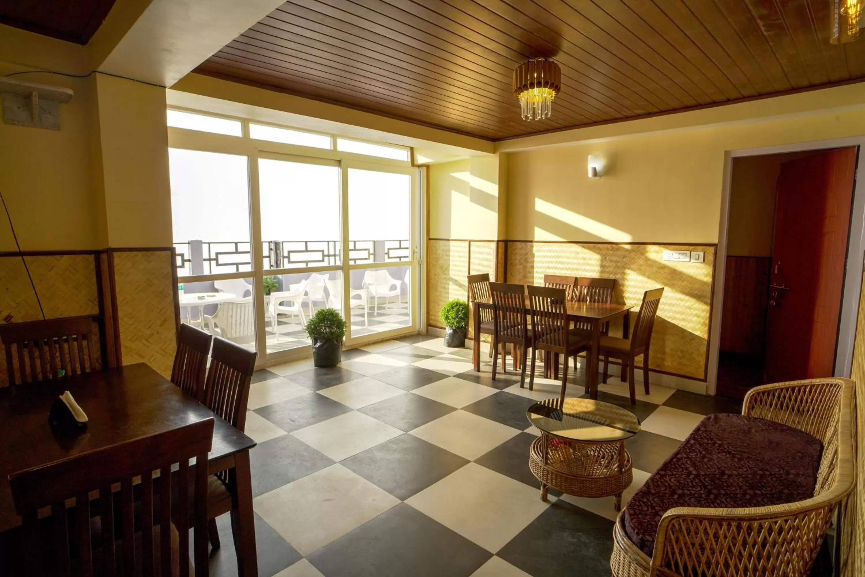 Restaurant/places to eat in Hotel Hill Queen near Sherpa Gumba Darjeeling Mall 5 Min Couple Friendly