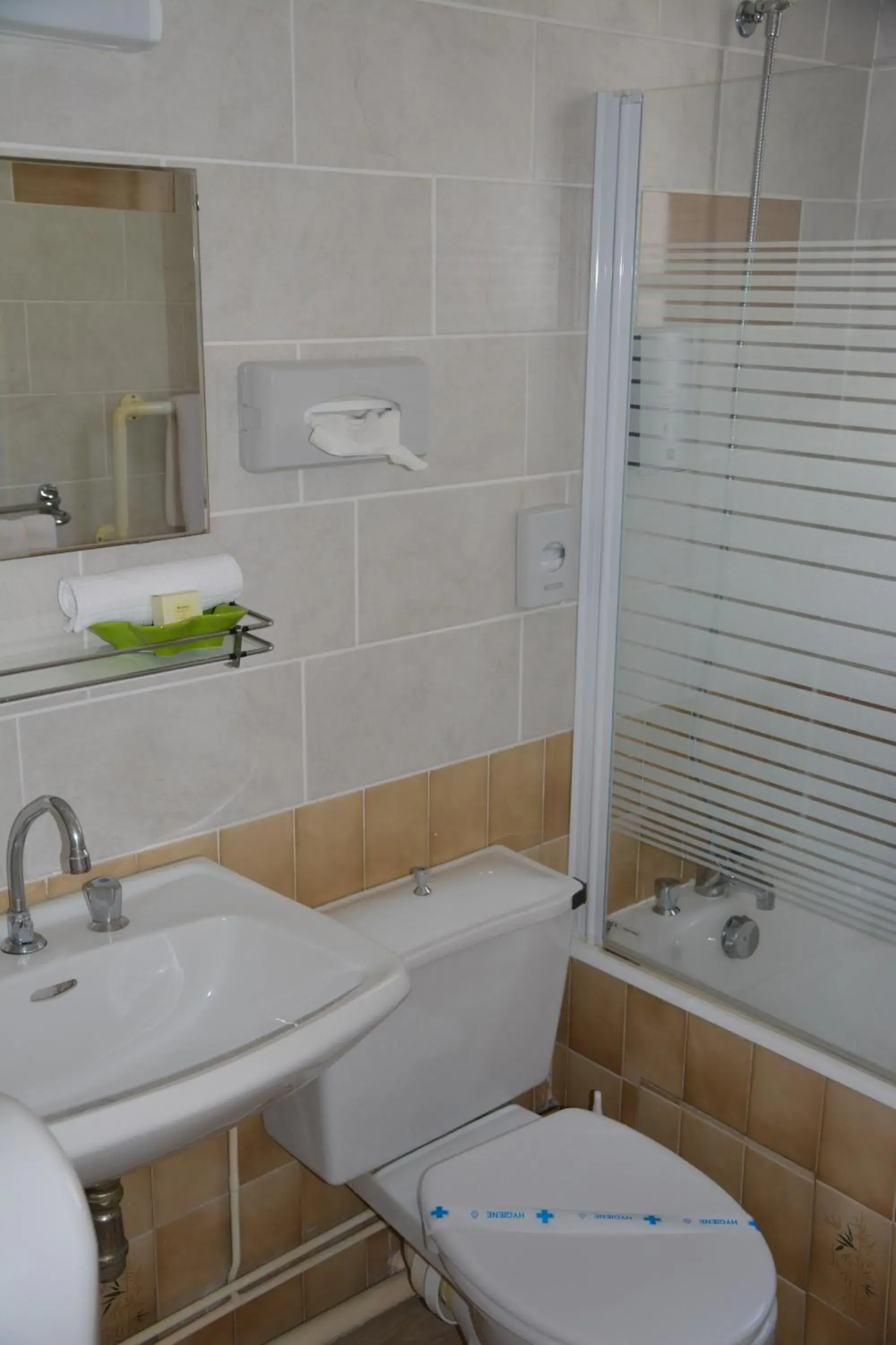 Bathroom in Logis Hôtel de France