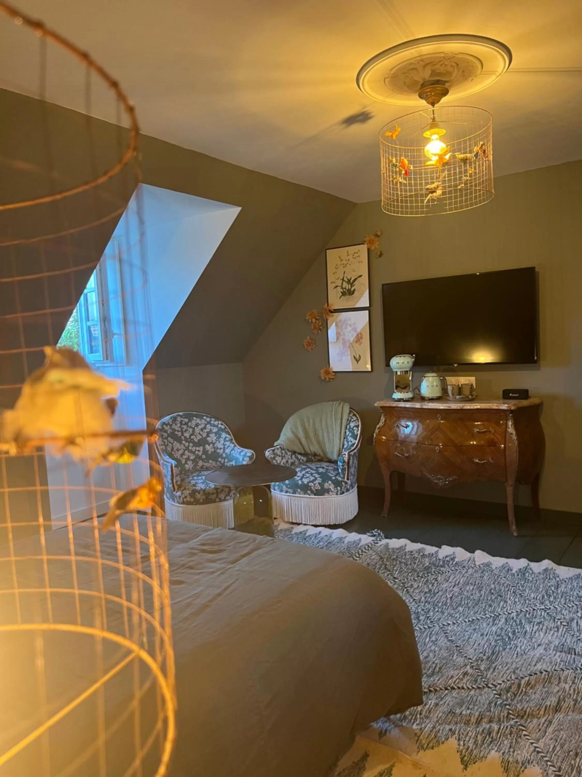 Photo of the whole room, Seating Area in la_grande_guerais