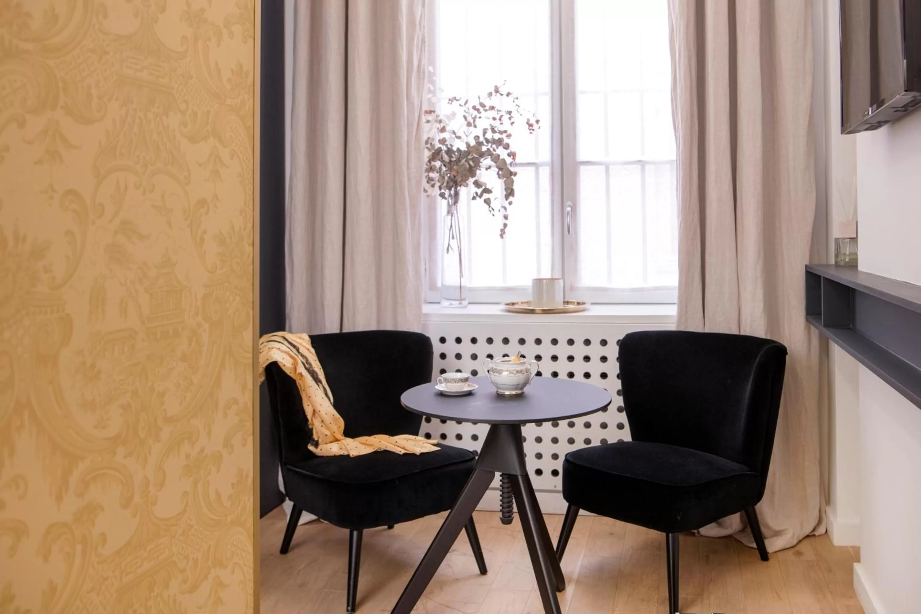 TV and multimedia, Seating Area in MiHotel Charité