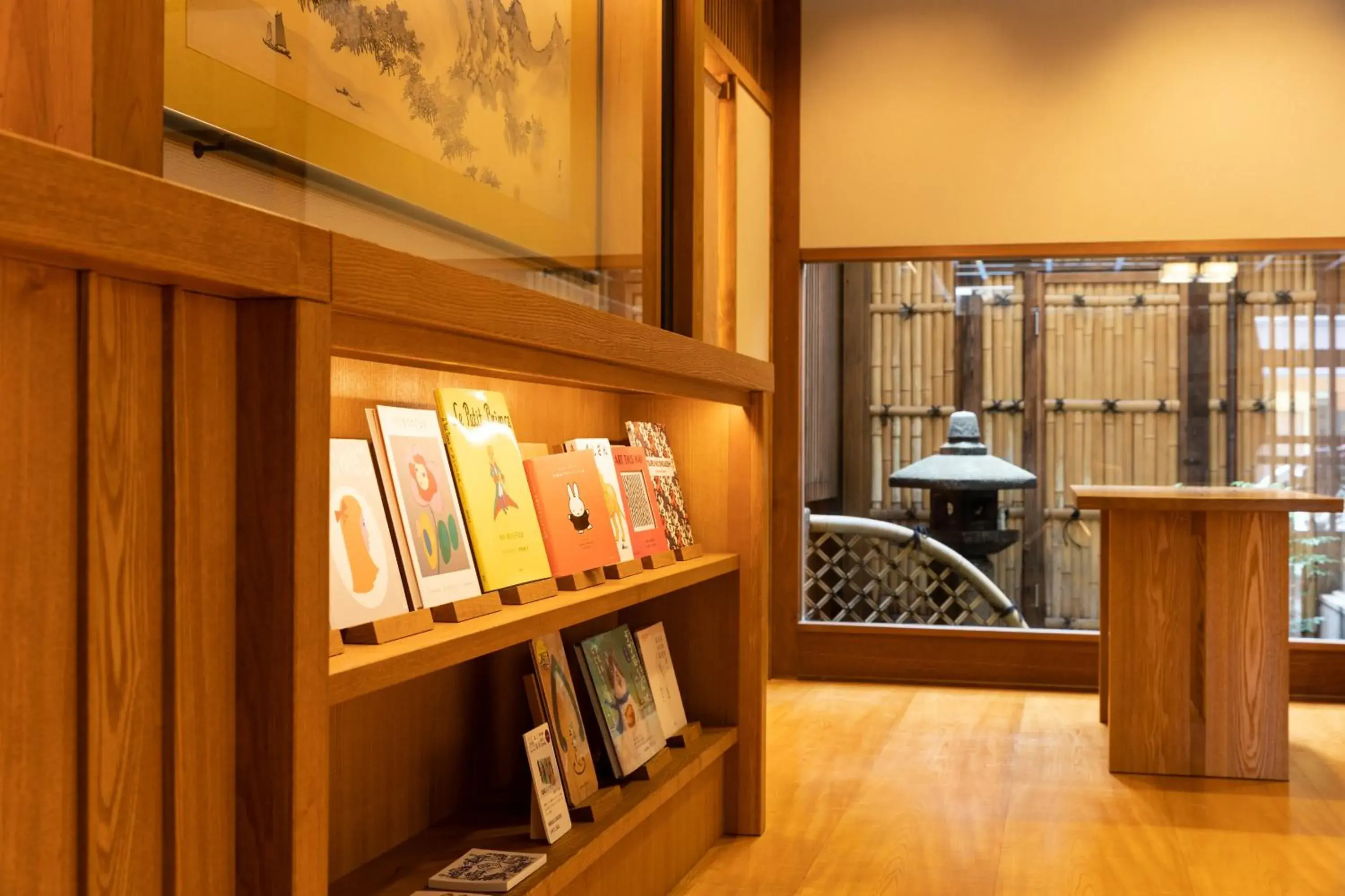 Library in Mikuniya Ryokan