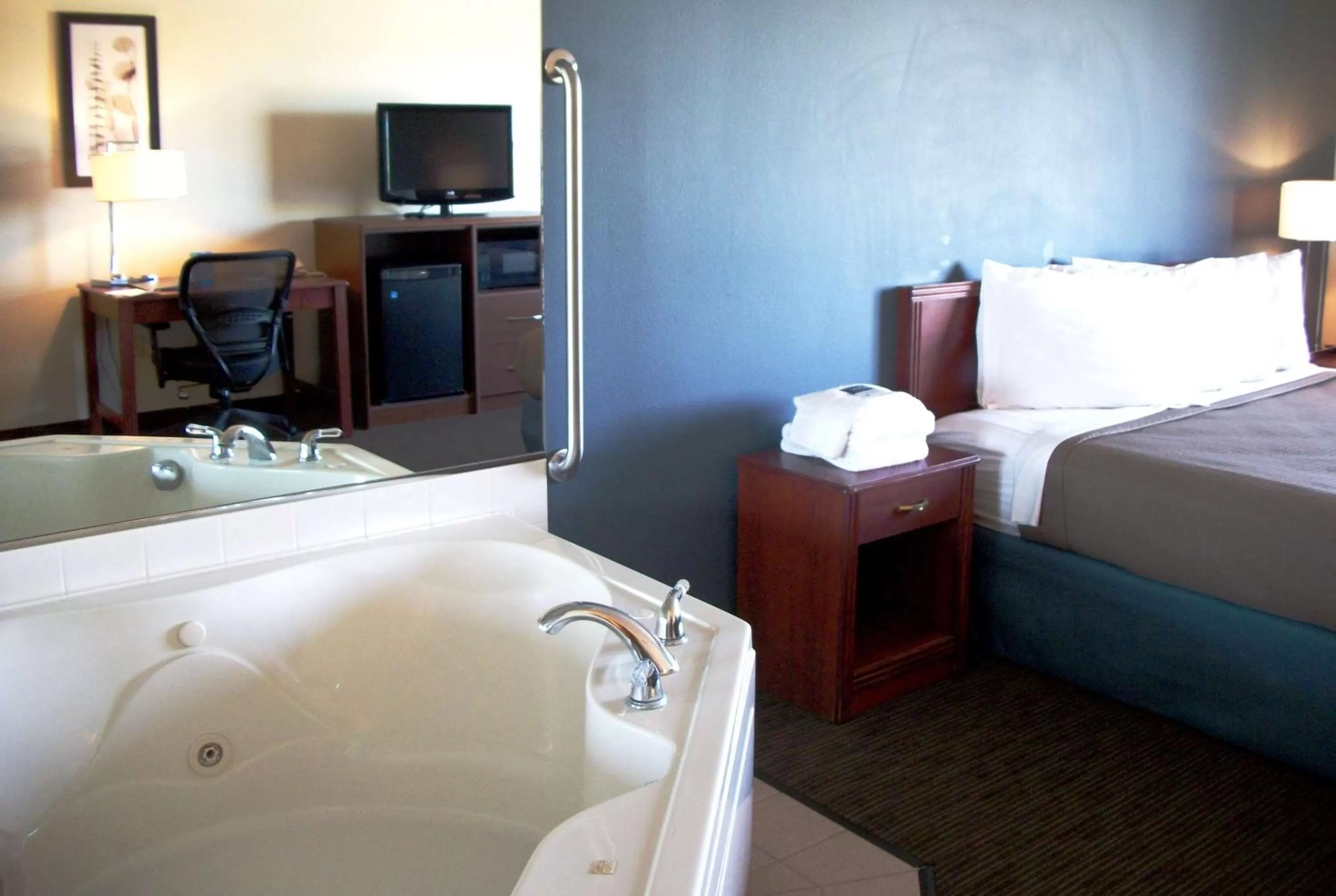 Photo of the whole room, Bed in AmericInn by Wyndham Beulah
