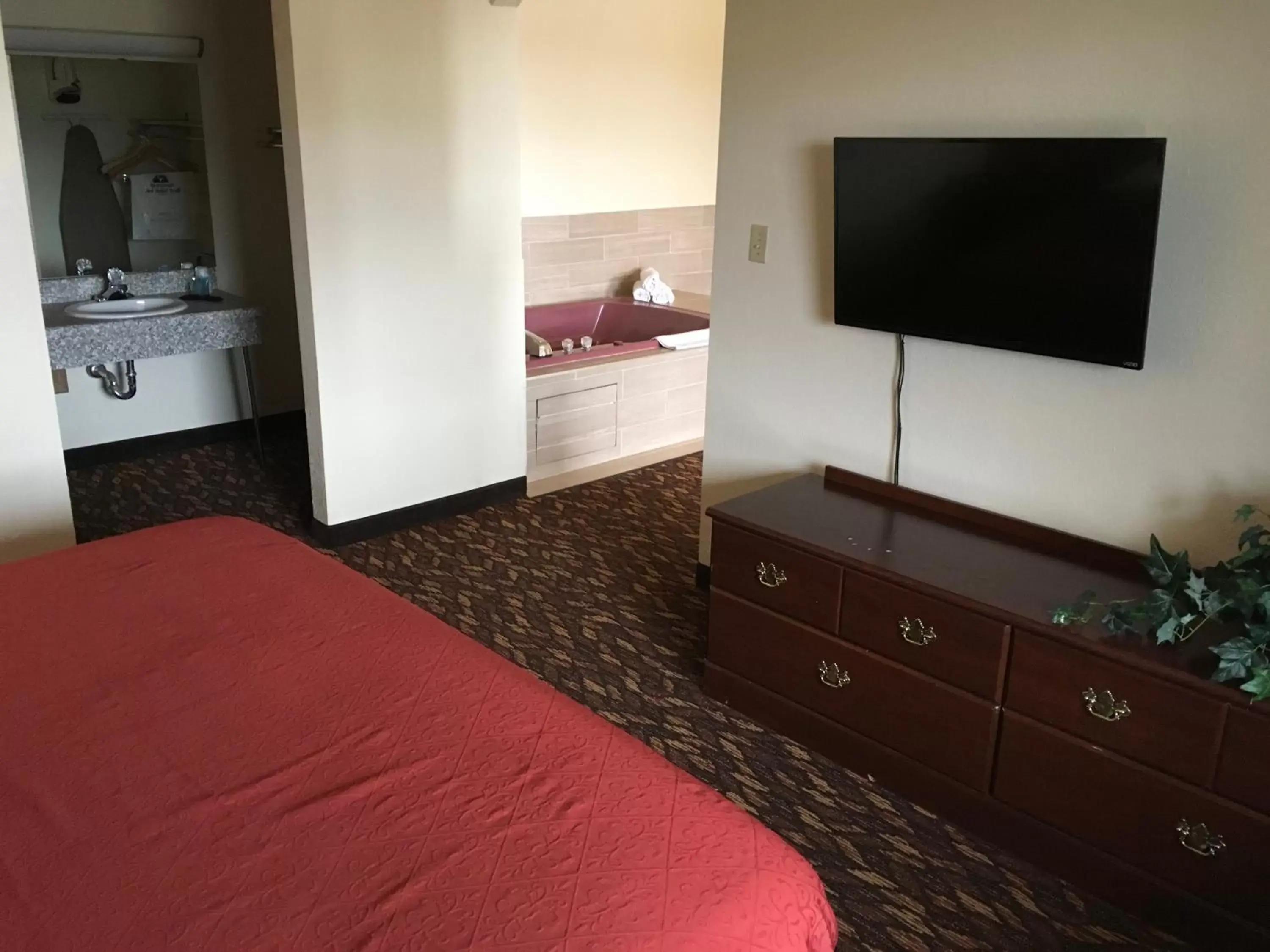 TV/Entertainment Center in Americas Best Value Inn-Celina