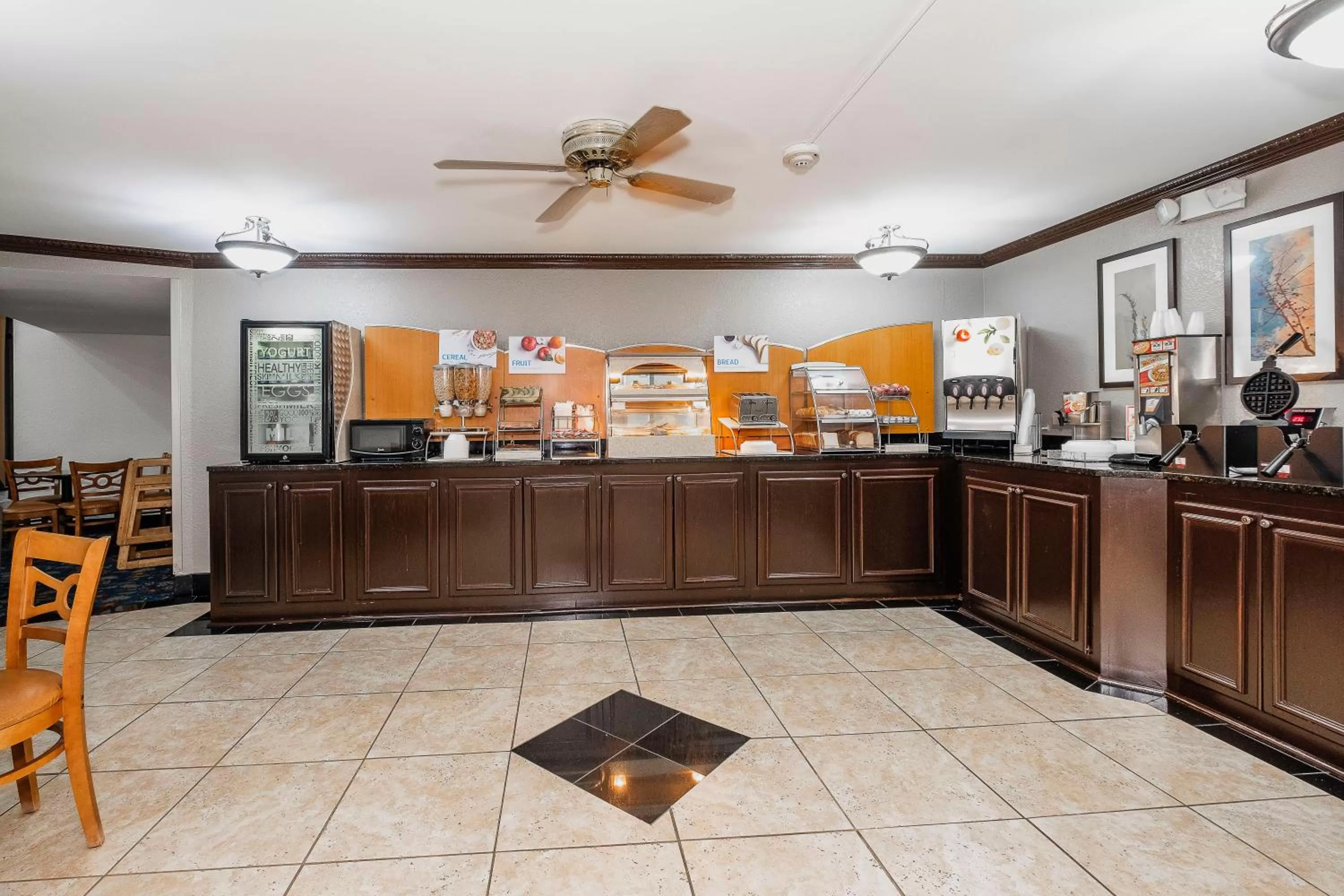 Breakfast in Red Roof Inn & Suites Macon