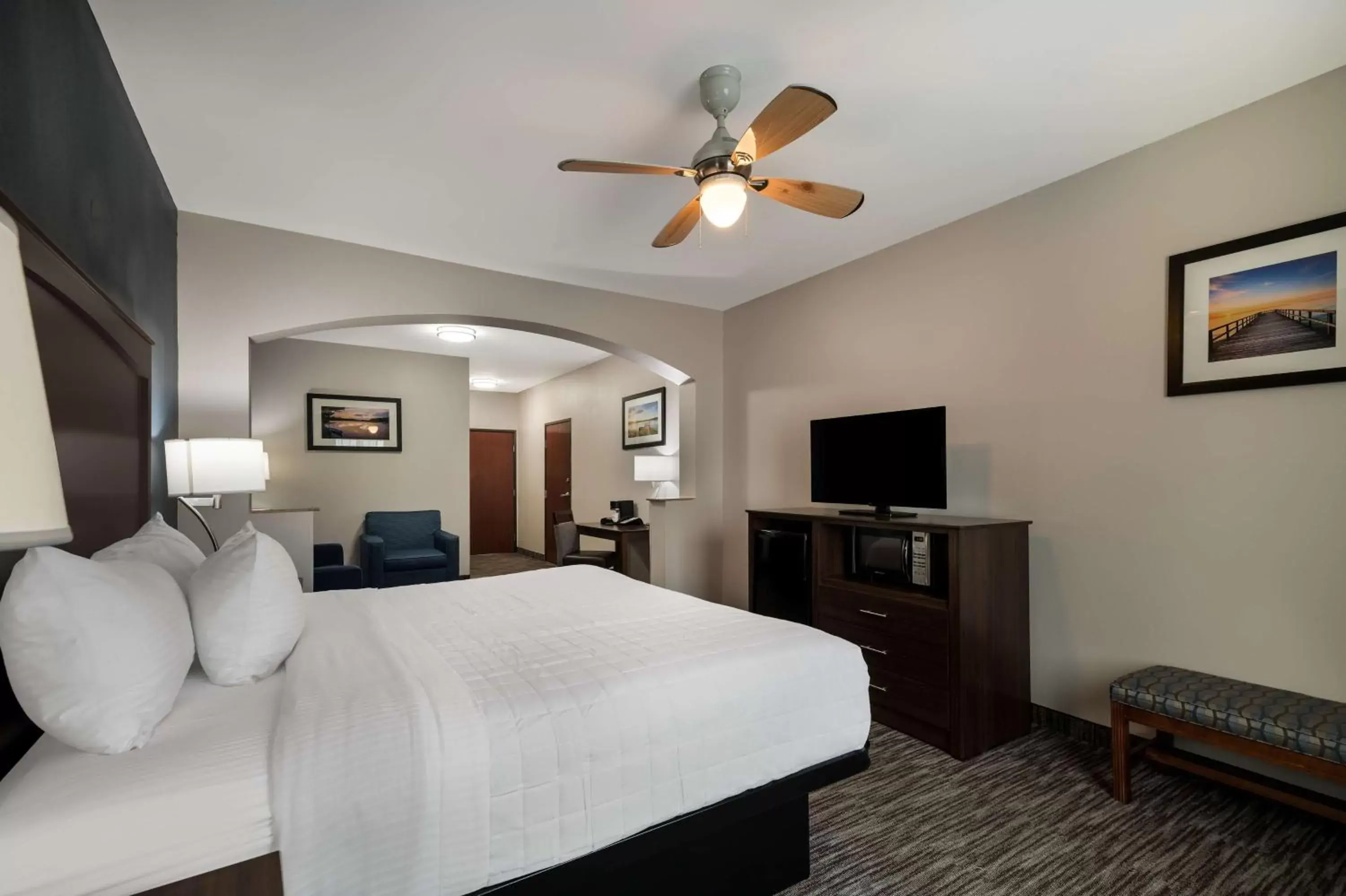 Photo of the whole room in Best Western Plus Lake Dallas Inn & Suites