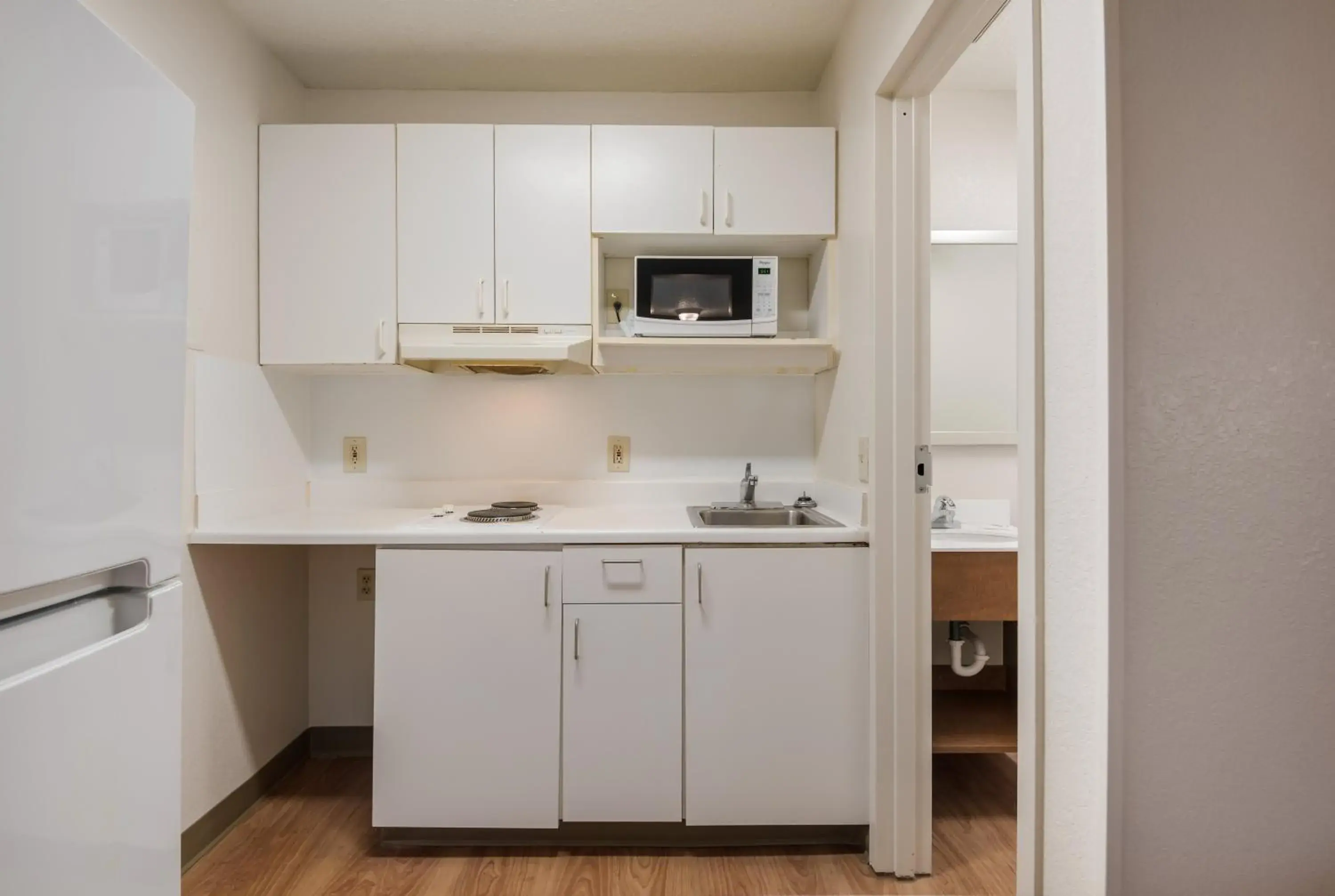 Photo of the whole room, Kitchen/Kitchenette in HomeTowne Studios by Red Roof Fresno - West