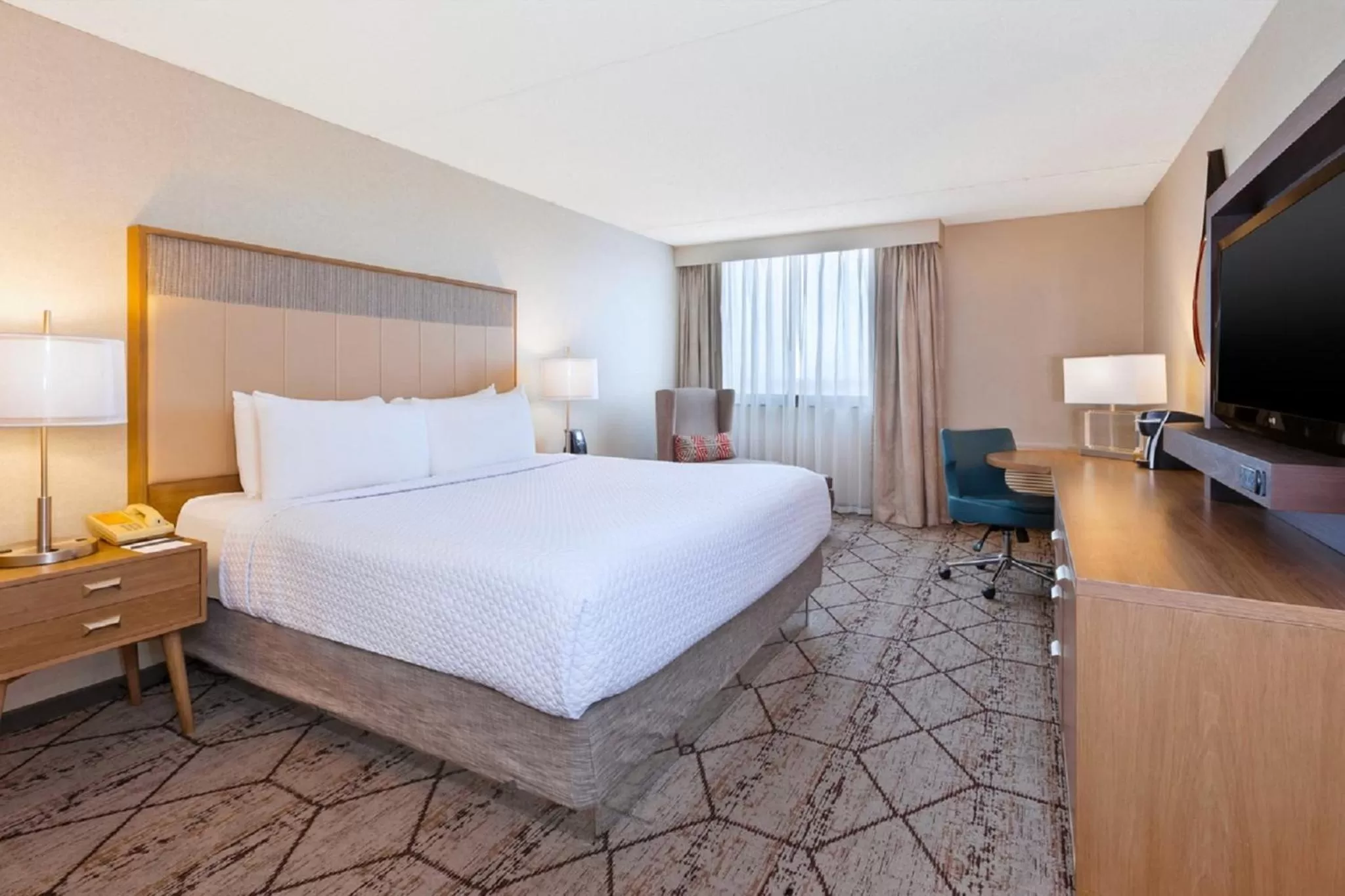 Photo of the whole room, Bed in Crowne Plaza Columbus North - Worthington by IHG