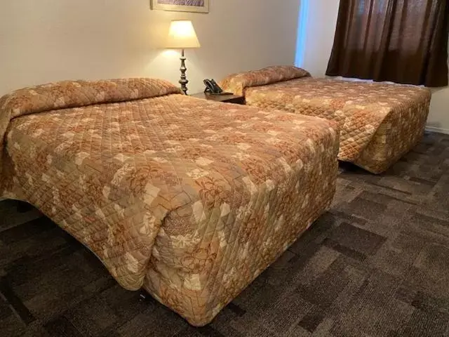 Bed in Americas Best Value Inn