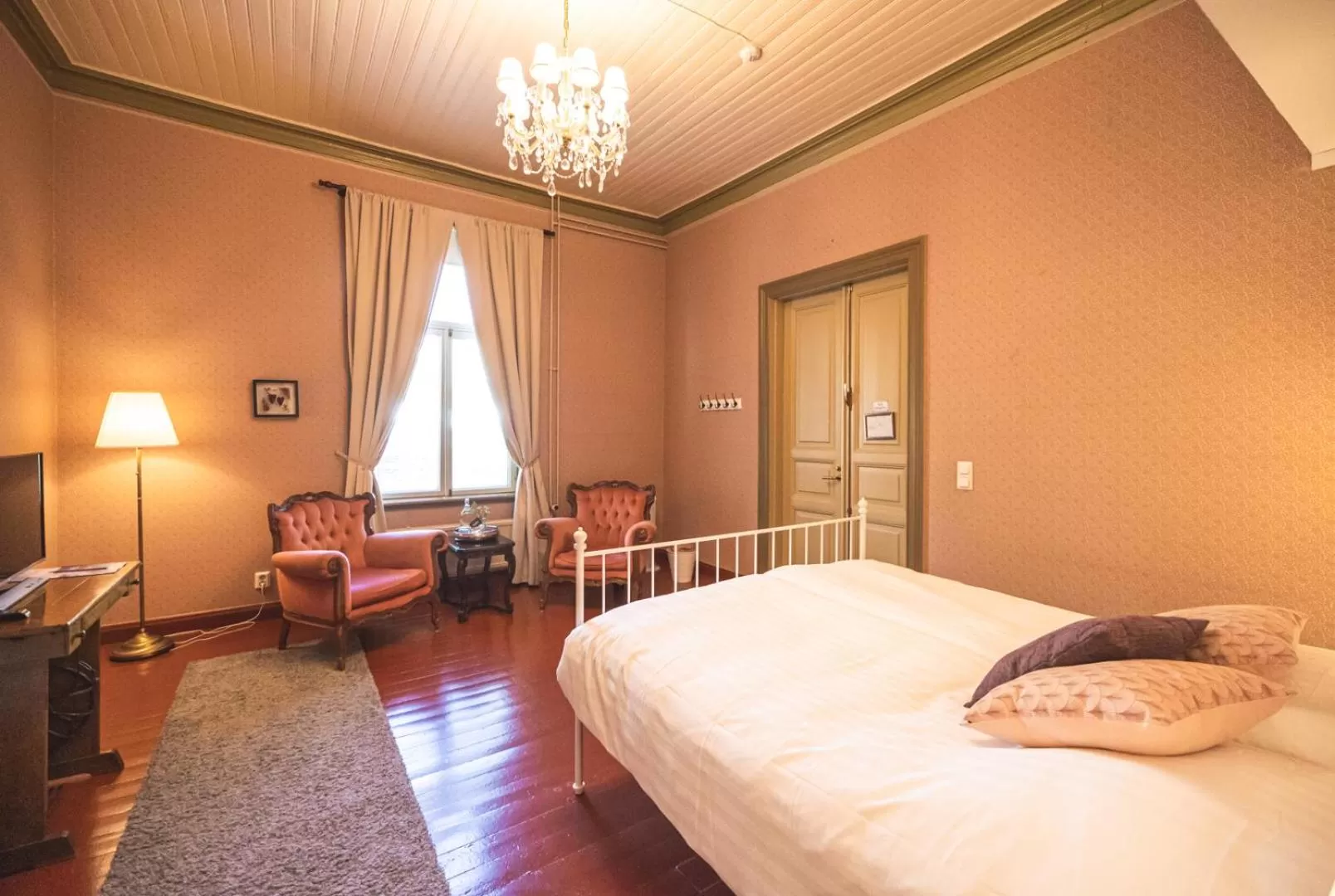 Bed in Cafe-Restaurant & Hotel Saima